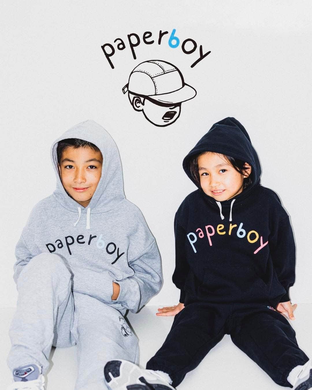 のインスタグラム：「… 食とファッションを繋ぐパリで注目のカフェ「paperboy」と、15周年を迎えた〈こども ビームス〉の初コラボレーションアイテムを発売！  @paperboyparis @kodomo_beams  「paperboy（ペイパーボーイ）」のロゴをイラストに落とし込んだスウェットのセットアップとロングスリーブTシャツをご用意。ポイントは、「paperboy」ロゴの“b”を〈こども ビームス〉の“bロゴ”にアレンジをした、遊び心のあるデザインです。さらにロゴのカラーには、〈こども ビームス〉ブルーをセレクトしました。　  〈こども ビームス〉の周年を記念したスペシャルアイテムを、ぜひご覧ください。  📅発売日 2023年10月28日（土）  📍販売店舗 ・こども ビームス（代官山）@kodomo_beams ・ビームス 原宿 @beams_harajuku  詳細はこちら https://www.beams.co.jp/news/3776/ 🔗→@beams_official ストーリーズハイライト”NEWS”より  @beams_mens_casual #paperboyparis #paperboy #beams #kodomobeams #ビームス #こどもビームス」