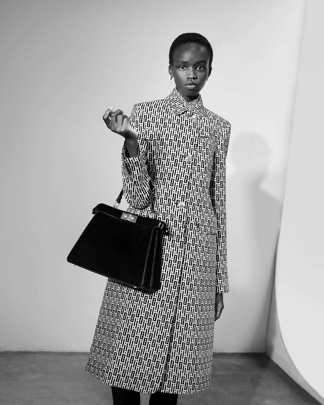 Fendiのインスタグラム：「A look from Fendi Winter 2023-2024 curated with Stefano Pilati showcases the FF Stripes print, a refined interpretation of the Maison's heritage motif and an important element throughout the collection.  #FendiWinter launches on 26 October.  Curated with: @stefanopilati  Artistic Director of Couture and Womenswear: @mrkimjones Artistic Director of Accessories and Menswear: @silviaventurinifendi Artistic Director of Jewellery: @delfinadelettrez  Styling: @elliegracecumming Hair: @cimmahony Makeup: @daniel_s_makeup  Casting: @nicola.kast Model: @anyyier  Photography: @collierschorrstudio  Set Design: @javirigoyen」