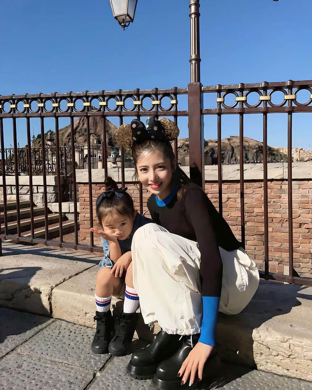 伊藤莉子のインスタグラム：「． 楽しかった3泊4日の東京旅行も ついに終わってしまった🥲🪼  大阪帰ってきて急に現実感...🤮（笑）  1年に1回はDisney行きたいなぁ🐭🏰🩷 そのためにまた明日からもお仕事と プライベート充実させて頑張ろう♥  ディズニー投稿続くけど許してね🥹 (琴の笑顔の写真もいっぱい投稿するよ♡笑)  #ディズニーランド #ディズニーコーデ #ディズニーグッズ #ディズニー写真部 #ディズニーハロウィン #ディズニーカチューシャ   ．」