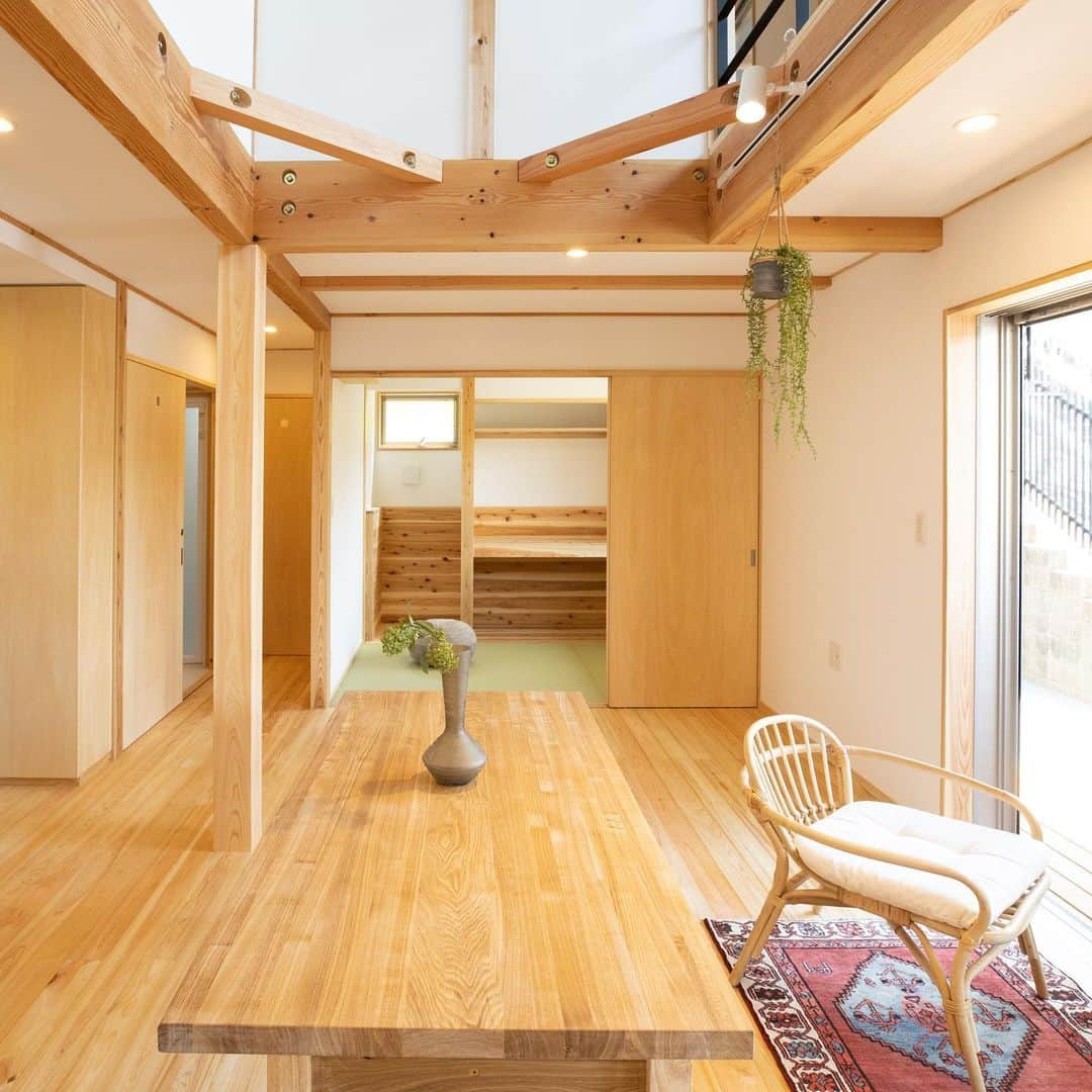 クボタ住建さんのインスタグラム写真 - (クボタ住建Instagram)「「木の家だからできること」  #クボタ住建  一つとして同じもののない造作ダイニングテーブル。  サイズのみをお伺いし、その時の一番良い状態の材木を棟梁の目で見て選び一から手仕事で仕上げていきます。  無垢の木の表情を生かし、使うほどに愛着がわくダイニングテーブルはいつも家族の真ん中に🙌  ＜クボタ住建施工＞  @kubota_jyuken  #ダイニングテーブル #造作提案 #造作家具 #手仕事 #大工職人  #無垢の木の家 #経年変化 #家族時間  クボタ住建は優しく温かい自然素材の木の家をつくります HP & more photos→@kubota_jyuken 施工事例多数掲載しております。 ホームページへもぜひ↓ https://kubotajyuken.com/  ⭐︎スタッフブログ⭐︎ https://kubotajyuken.com/blog/  #クボタ住建 #神奈川の注文住宅 #大和市#湘南の家#suumo注文住宅 #自由設計 #木の家 #無垢の家 #自然素材の家 #和モダンな家 #暮らしをつくる #暮らしを楽しむ #丁寧な暮らし#構造現し  クボタ住建 棟梁の自宅、随時見学受付ます。 資料請求やお問い合わせも是非。 メッセージDMでもどうぞ」10月25日 20時55分 - kubota_jyuken