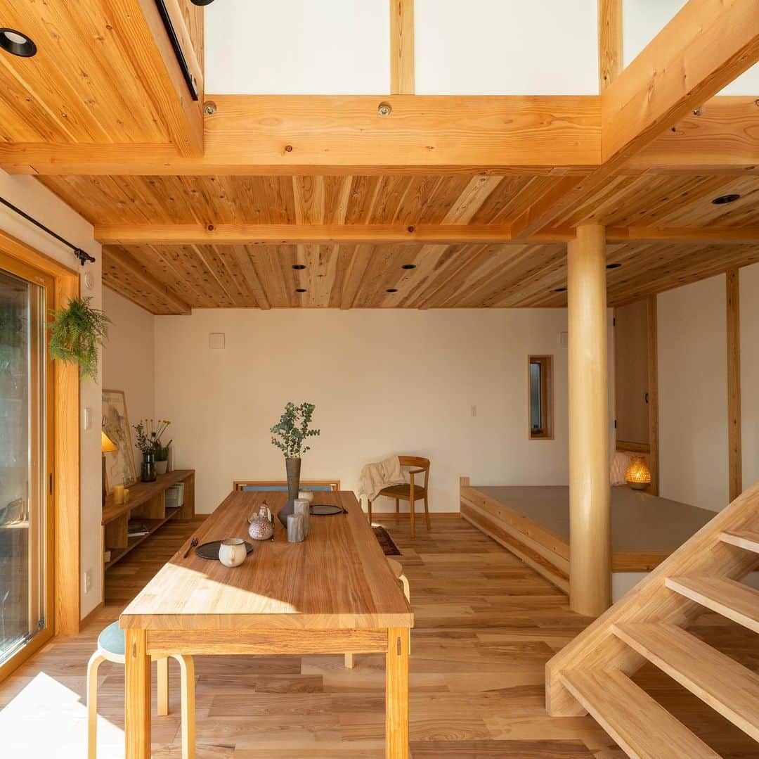 クボタ住建さんのインスタグラム写真 - (クボタ住建Instagram)「「木の家だからできること」  #クボタ住建  一つとして同じもののない造作ダイニングテーブル。  サイズのみをお伺いし、その時の一番良い状態の材木を棟梁の目で見て選び一から手仕事で仕上げていきます。  無垢の木の表情を生かし、使うほどに愛着がわくダイニングテーブルはいつも家族の真ん中に🙌  ＜クボタ住建施工＞  @kubota_jyuken  #ダイニングテーブル #造作提案 #造作家具 #手仕事 #大工職人  #無垢の木の家 #経年変化 #家族時間  クボタ住建は優しく温かい自然素材の木の家をつくります HP & more photos→@kubota_jyuken 施工事例多数掲載しております。 ホームページへもぜひ↓ https://kubotajyuken.com/  ⭐︎スタッフブログ⭐︎ https://kubotajyuken.com/blog/  #クボタ住建 #神奈川の注文住宅 #大和市#湘南の家#suumo注文住宅 #自由設計 #木の家 #無垢の家 #自然素材の家 #和モダンな家 #暮らしをつくる #暮らしを楽しむ #丁寧な暮らし#構造現し  クボタ住建 棟梁の自宅、随時見学受付ます。 資料請求やお問い合わせも是非。 メッセージDMでもどうぞ」10月25日 20時55分 - kubota_jyuken