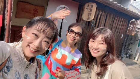 慶元まさ美のインスタグラム：「#大人の遠足 #奈良 へ #ハピプラ 大人女子会  @kaorin44625 かおりんお薦めの 素敵なお店で美味しいランチを 楽しんで、ならまちを散歩しながら #春日大社へ   お天気にも恵まれて参拝し #歓迎の雨 に迎えられて ゆったりと時間の流れを 楽しむことが出来ました。  いろんな話しも出来たし 充実の１日✨」