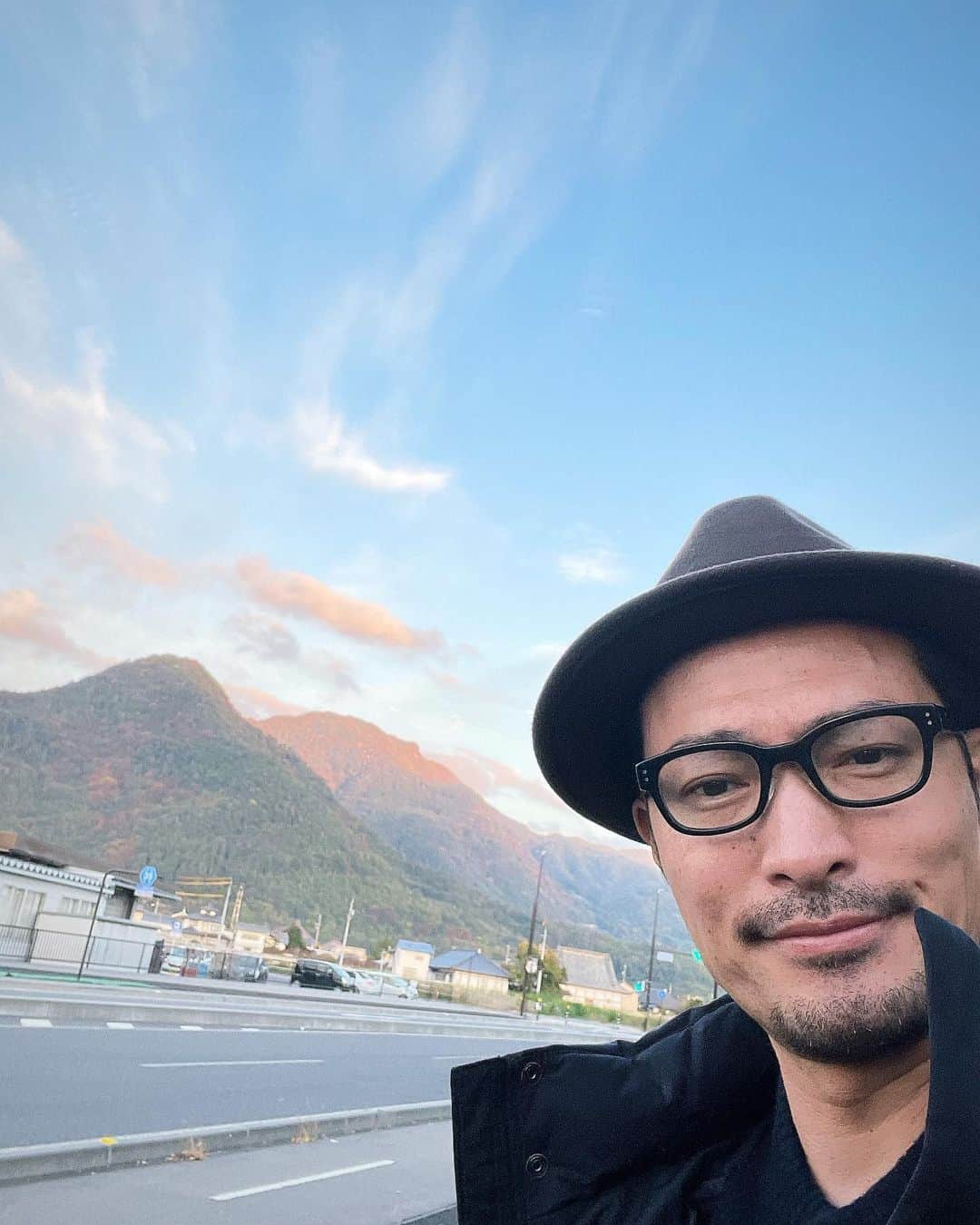 前川泰之のインスタグラム：「映画の撮影で出掛けてましたー。  こんな景色はいくらでも眺めていられる✨  美味しいものもいただきましたー😌  #風景　#ロケ先の楽しみ　#映画　 #landscape #japan」