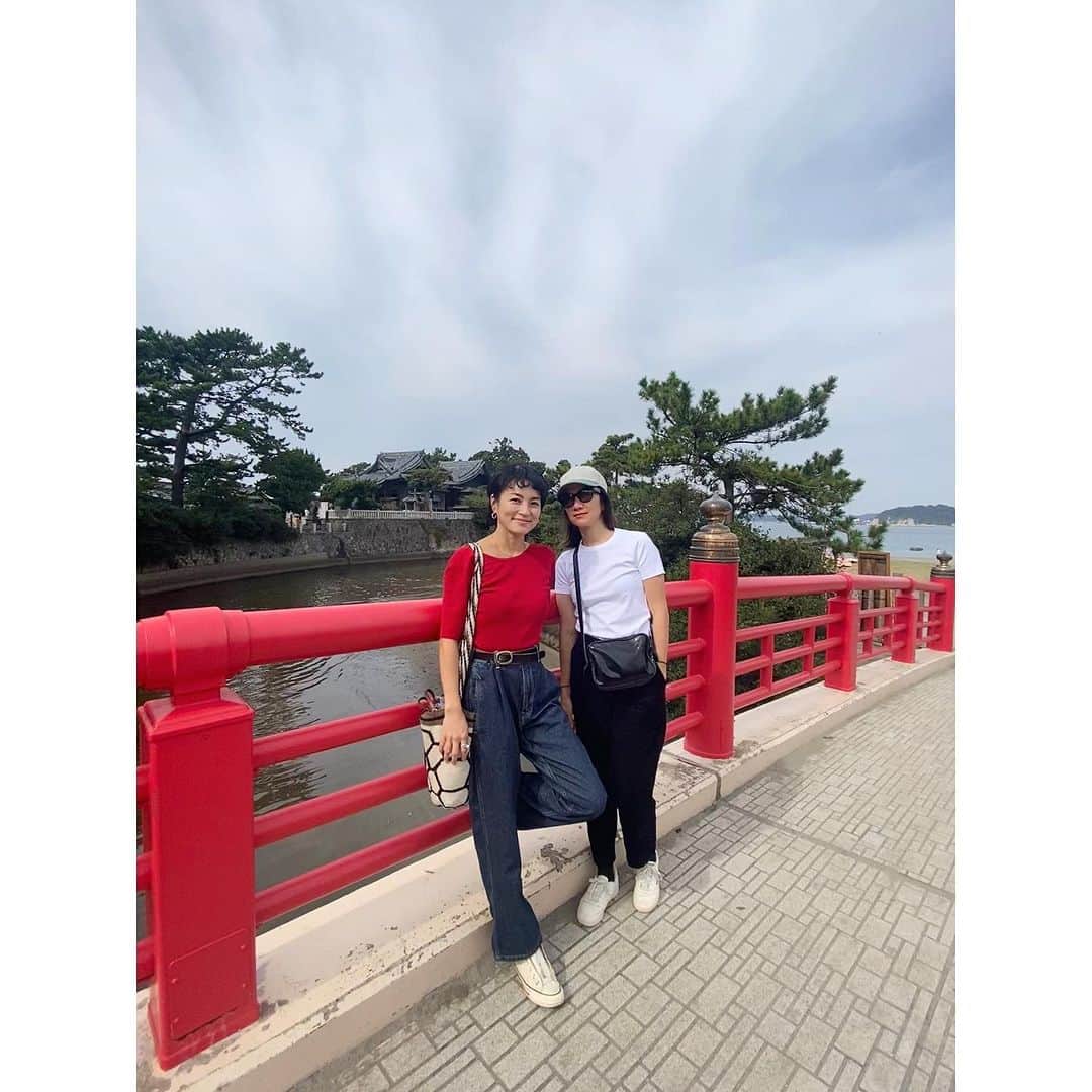桃生亜希子のインスタグラム：「旦那さんとsister-in-law のMichele @honolulu_diary と海散歩。🚶‍♀️🚶‍♀🚶‍♂️ 　 　🍄🌞✨」