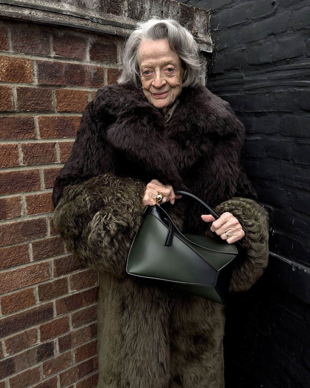 British Vogueさんのインスタグラム写真 - (British VogueInstagram)「Dame #MaggieSmith is now a @Loewe girl! The 88-year-old #HarryPotter actor is schooling everyone on how to pose in her latest venture, which proves to be exactly what fashion fans needed – because who would expect to see Professor McGonagall carrying a Puzzle bag? Click the link in bio for the best reactions to the shoot.  Photographed by @JuergenTellerStudio.」10月25日 21時05分 - britishvogue