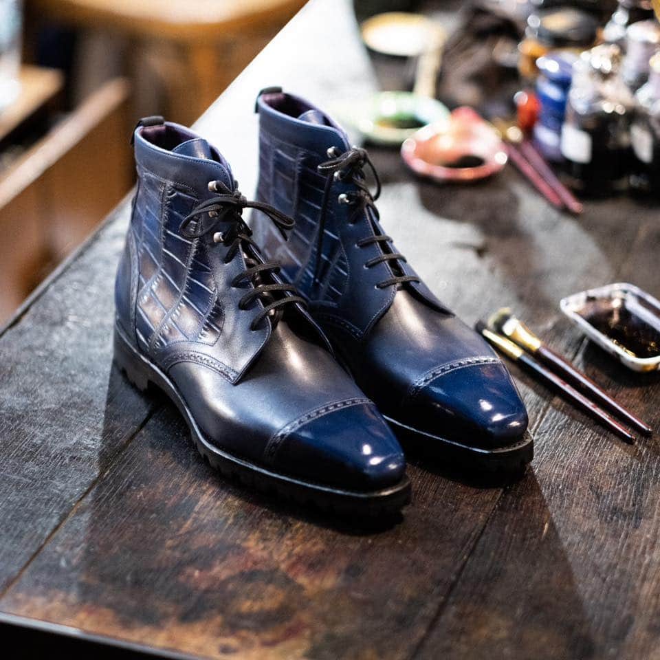 コルテのインスタグラム：「Spotted at the Paris boutique !  Model : Aspen, in Pullman last Detail :  Crocodile leather touches  Color : Dark blue  www.corthay.com #corthay #classicshoes」