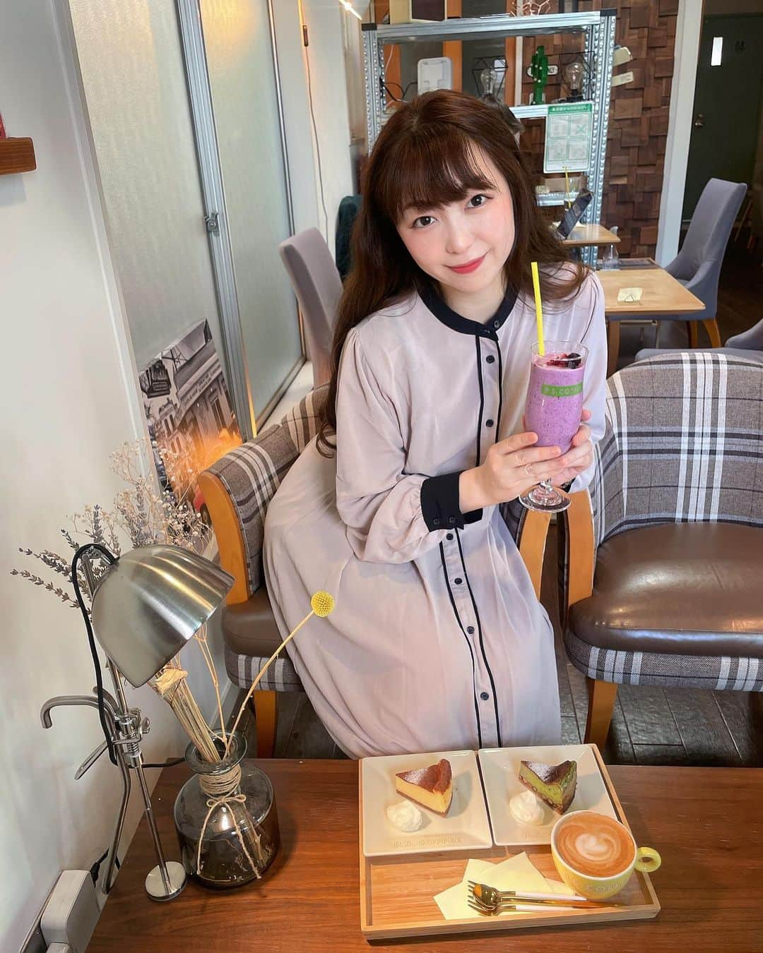 小川理子のインスタグラム：「学芸大学駅のチーズケーキが有名なカフェ「p.s.coffee」☕️  50年間チーズケーキを作り続けてる白濱シェフが作る絶品バスクチーズケーキ✨リピートで行っているお気に入りのカフェ♡  今回新メニューの「ティラミスバスクチーズケーキ」と「抹茶バスクチーズケーキ」をいただいたよー😍 ティラミス味大好きなの！ 甘すぎず上品なバスクチーズケーキで、一瞬で食べられる美味しさ。 気づいたらなくなってた笑  スムージーも大好きで ベリーがとくにお気に入りなの♡ こだわりの等級が高いコーヒーとバスクチーズケーキも今度楽しもう☺️  コンセント完備なのもすごい助かる、、！カフェワークやデート、仲間や1人で、ペットとも🐶 いつ来ても、ゆっくりできる癒しなカフェでした♡  PR  p.s.coffee @p.s.coffee_tokyo #pscoffee #バスクチーズケーキ #東京チーズケーキ #目黒グルメ #目黒カフェ #学芸大学カフェ #学芸大学スイーツ #東横線カフェ #東横線カフェ巡り #東京カフェ巡り #megurocafe」