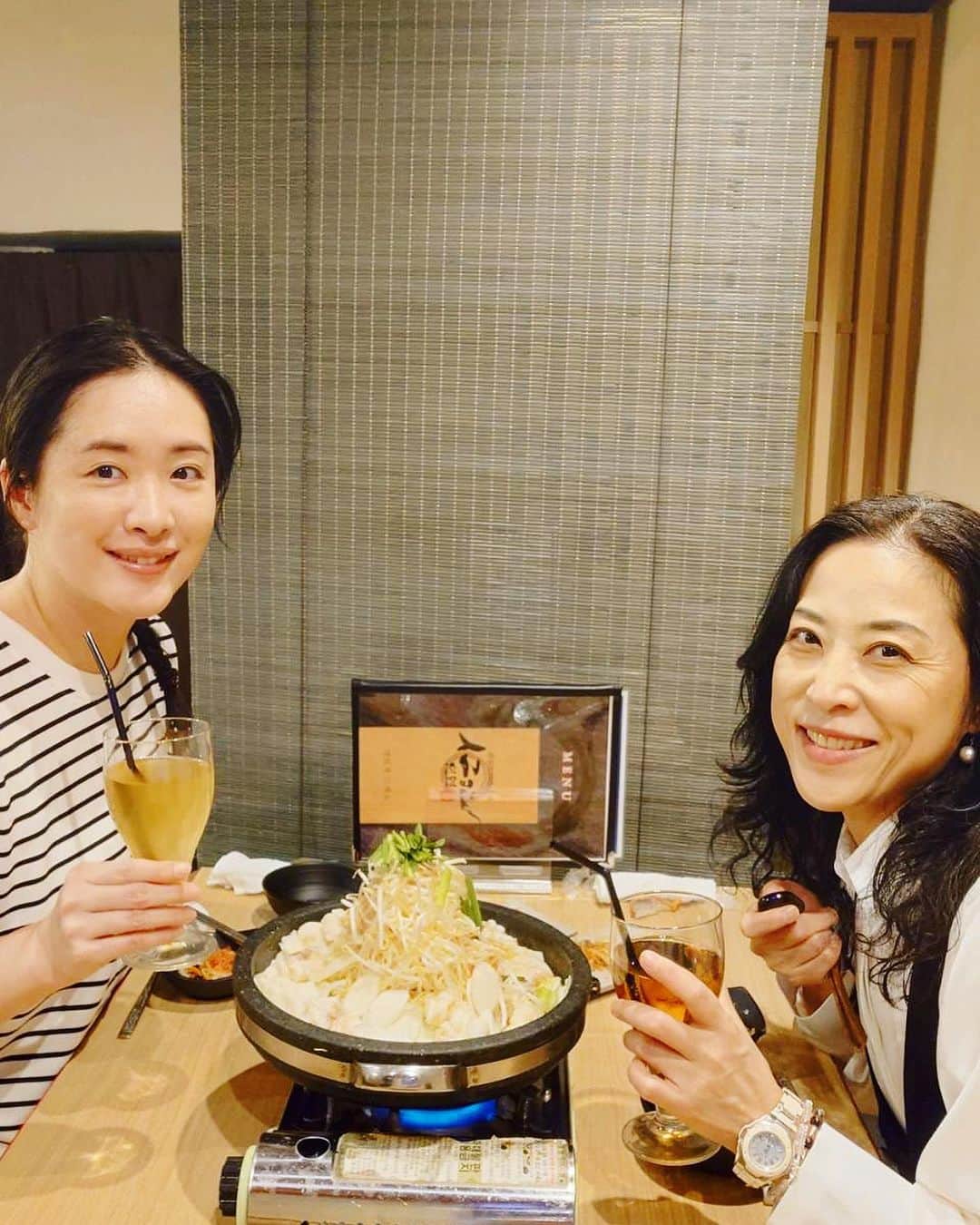 KagitaYukikoのインスタグラム：「🇰🇷✨ コラーゲンたっぷりの お出汁最高〜(๑>◡<๑)💕  ユウさんと ＊韓国肉料理・石鍋　イニョン　 道頓堀店へ＊  ホルモン石鍋を いただきました(o^^o)💕  昭和20年から受継ぐ秘伝出汁✨✨ 牛コツ、鶏ガラ、 ふんだんの野菜を長時間煮込み コラーゲン、カプサイシンなど♡♡ 美と健康にもこだわる 自慢の出汁が入った ホルモン石鍋✨✨  もつのコラーゲンに 〆はサリ麺をセレクトして ラーメン🍜タイム💕 至福の時╰(*´︶`*)╯♡♡  キムチ・ナムル盛合わせ チャプチェ  ウーロン茶 とうもろこしひげ茶　 はちみつゆずソーダ  デザートには とっぽぎきな粉バニラ💕  美味しかった〜♪♪  #PR @inyon_koreandining  #石鍋イニョン  #難波韓国料理  #なんば韓国料理  #大阪グルメ部  #大阪韓国料理  #難波ディナー  #韓国料理屋 #🇰🇷 #🇯🇵」