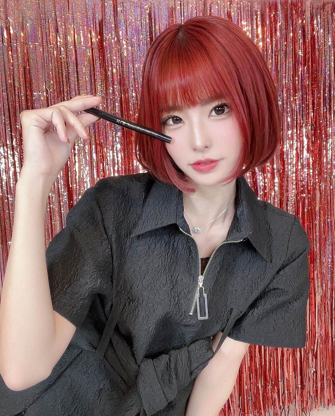 ごみちゃんのインスタグラム：「LBさんのアイライナーの撮影してきました！ 今日の顔面はLBさんコスメでフルに使ってメイクして頂いた🥰  アイライナーもキレイやしリップも筆付きのぷるぷるで可愛いかった〜〜♡  新大久保ビジョンの広告や、LBさん取扱店舗の店頭popでごみちゃんがみれるかも?!!!!!!!  またのご報告お楽しみにーーーーっ♡」