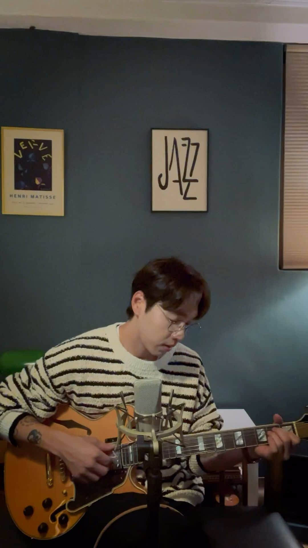 イ・ソクフンのインスタグラム：「[영상📺] 이석훈(LEESEOKHOON) - 향기 Practice Video (Guitar ver.)  ▶ youtu.be/iqDAbFHQiyg  #이석훈 #LEESEOKHOON #무제 #無題 #Untitled #향기」