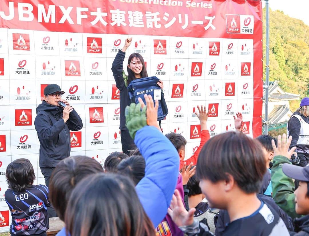 早川優衣のインスタグラム：「岩手思い出 2 📸  大会のあとは、MOVESPORTグッズをかけてじゃんけん大会もしました！🏋️‍♀️ 大盛り上がりで良かったです！  色んな形で一緒にBMXを盛り上げてくださるMOVESPORT様！ いつもありがとうございます！！🔥  みんな、MOVESPORTチェックしてみてね〜！  Photo : JBMXF : #MOVESPORT @movesport_jp」