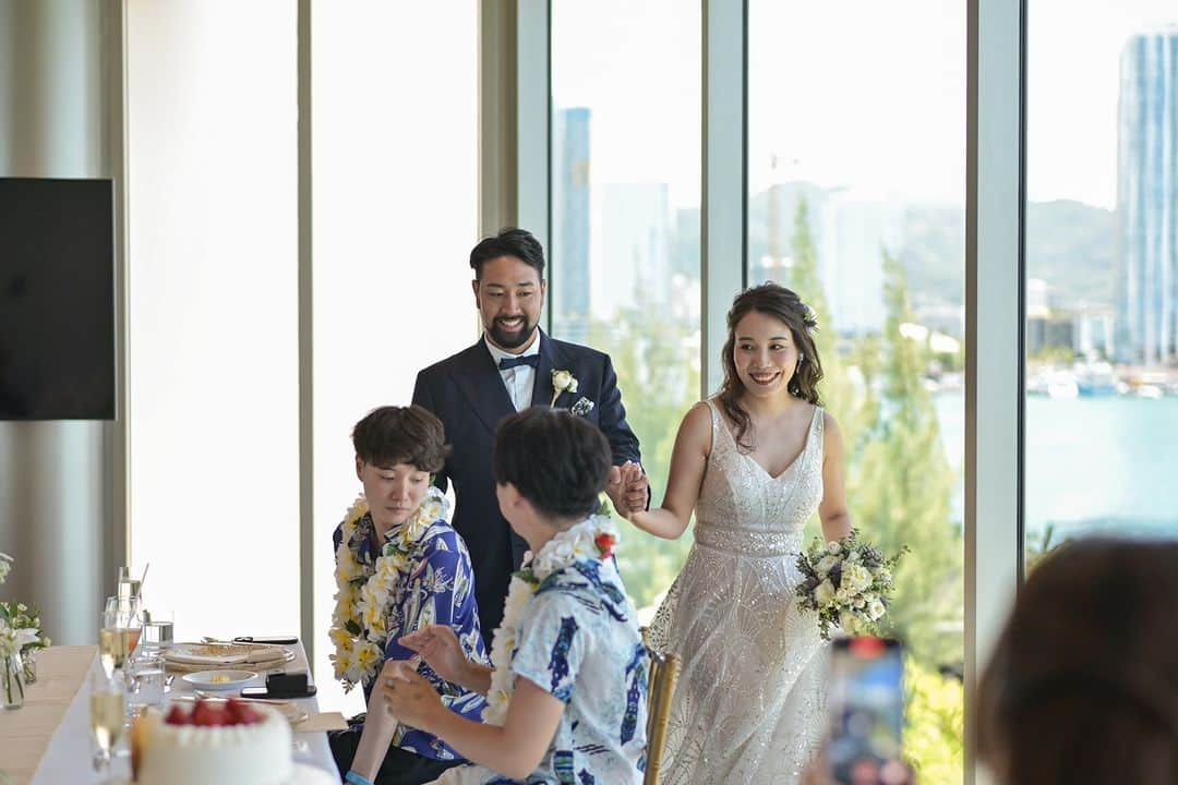 The Terrace By The Seaのインスタグラム：「@the_terrace_by_the_sea Hawaii Wedding情報はこちら𓂃𓈒𓏸  ---------  一面が海に面した開放的なガラス窓で まるで海の上に浮いているかのような パーティルーム𓆉𓈒𓏸  チャペルと同じ景色を一望しながら 大切なゲストと幸せのひとときを...𓍯  -------------------  = produce = モチーフ @motif_resort  = photo = @betterhalf_hawaii  --------------------  ハワイのザ・テラス バイ・ザ・シーにて 挙式を検討されていらっしゃる方におすすめ✯  2023年9月にオープン11周年を迎えることを記念して、 お得なアニバーサリープランのご案内を開始！  《組数限定 11th Anniversary Plan 最大 28.9万円 OFF！ 》  おふたりのご希望に合わせて選択可能な２つのプランを ご用意。  挙式に必要な基本挙式、ドレス＆タキシード、新婦様ヘ アメイク、アルバムが含まれるシンプルプランA（30組限 定）。  プランB（20組限定）はさらにロケーション撮影や アルバムアップグレードなどが含まれた充実プラン。  プロフィール欄のURLより、ウエディングの相談ご予約 が可能です。 小さい疑問や質問にもお答えいたしますので、お気軽に お問い合わせくださいませ🌺  ザ・テラス バイ・ザ・シーでは、健康と安全を最優先に 配慮し、安心してハワイでの時間を楽しんでいただいて おります𓆉  #テラスバイザシー #TheTerraceByTheSea #TAKAMIBRIDAL #タカミブライダル #MotifRESORT #テラス花嫁 #モチーフ花嫁 #リゾートウェディング #リゾート婚 #ハワイウェディング #ウエディングケーキ #パーティコーデ」