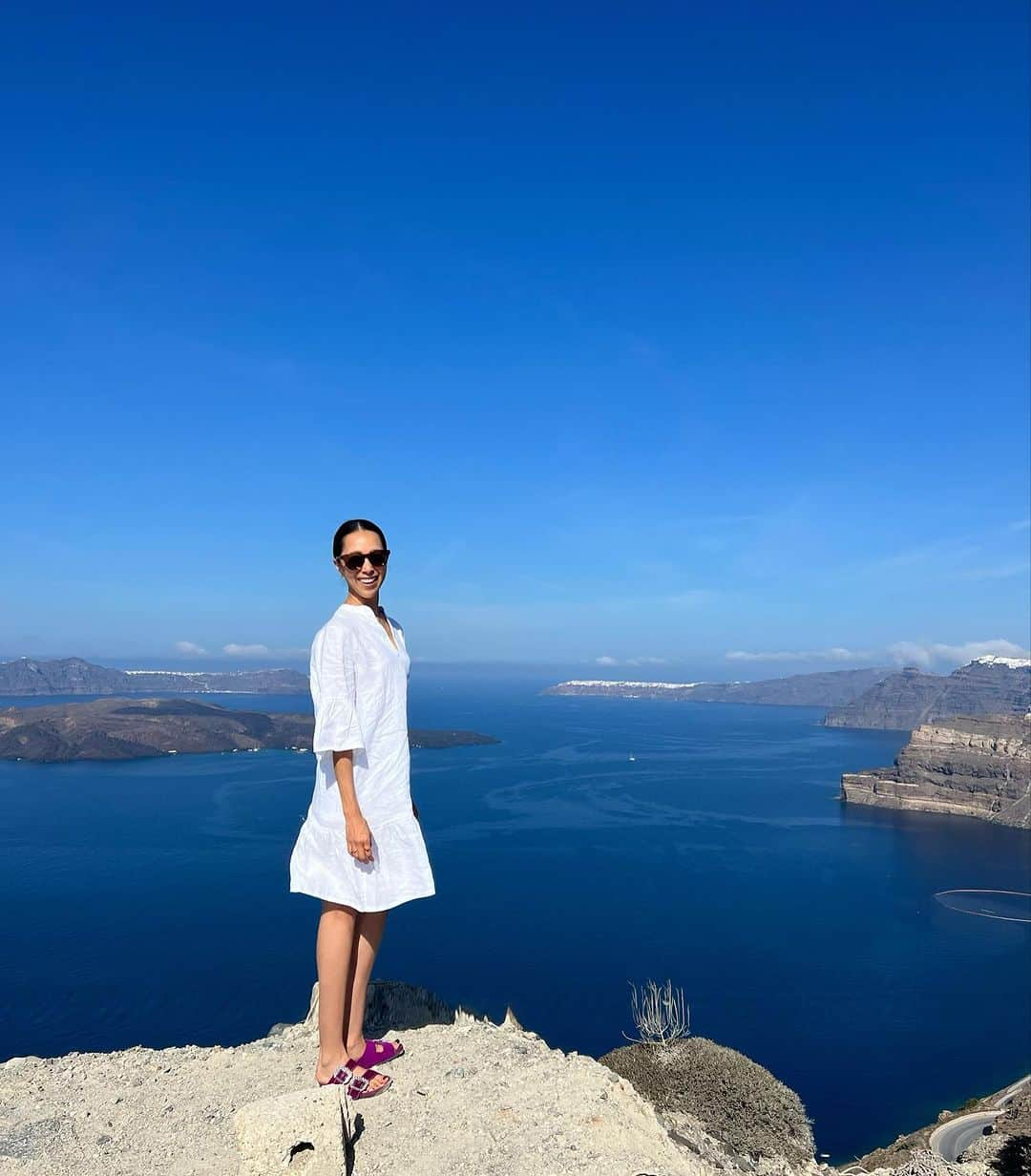 山城葉子さんのインスタグラム写真 - (山城葉子Instagram)「. 🇬🇷 サントリーニ島  ミコノスではアウディA3、サントリーニではFIAT、 どちらもカブリオレを借りてオープンにして走りました。 気持ちよかった〜🌞  サントリーニは島を回るのに80分くらい。 途中、街によってお散歩したりランチしたり。 とーっても楽しいドライブでした。」10月25日 21時02分 - yokoyamashiro