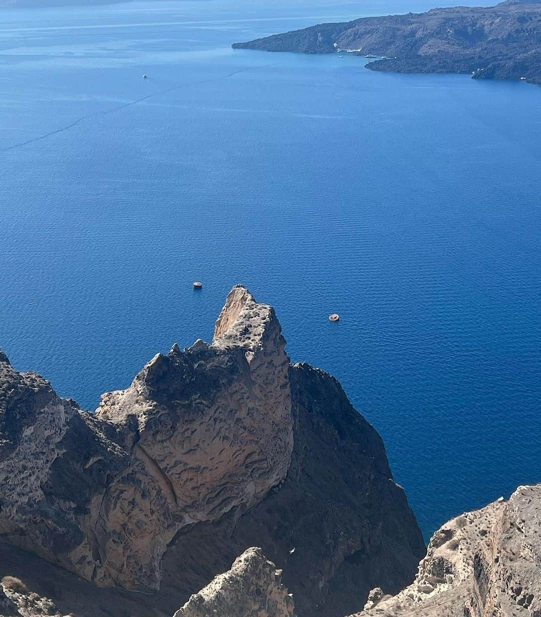 山城葉子さんのインスタグラム写真 - (山城葉子Instagram)「. 🇬🇷 サントリーニ島  ミコノスではアウディA3、サントリーニではFIAT、 どちらもカブリオレを借りてオープンにして走りました。 気持ちよかった〜🌞  サントリーニは島を回るのに80分くらい。 途中、街によってお散歩したりランチしたり。 とーっても楽しいドライブでした。」10月25日 21時02分 - yokoyamashiro