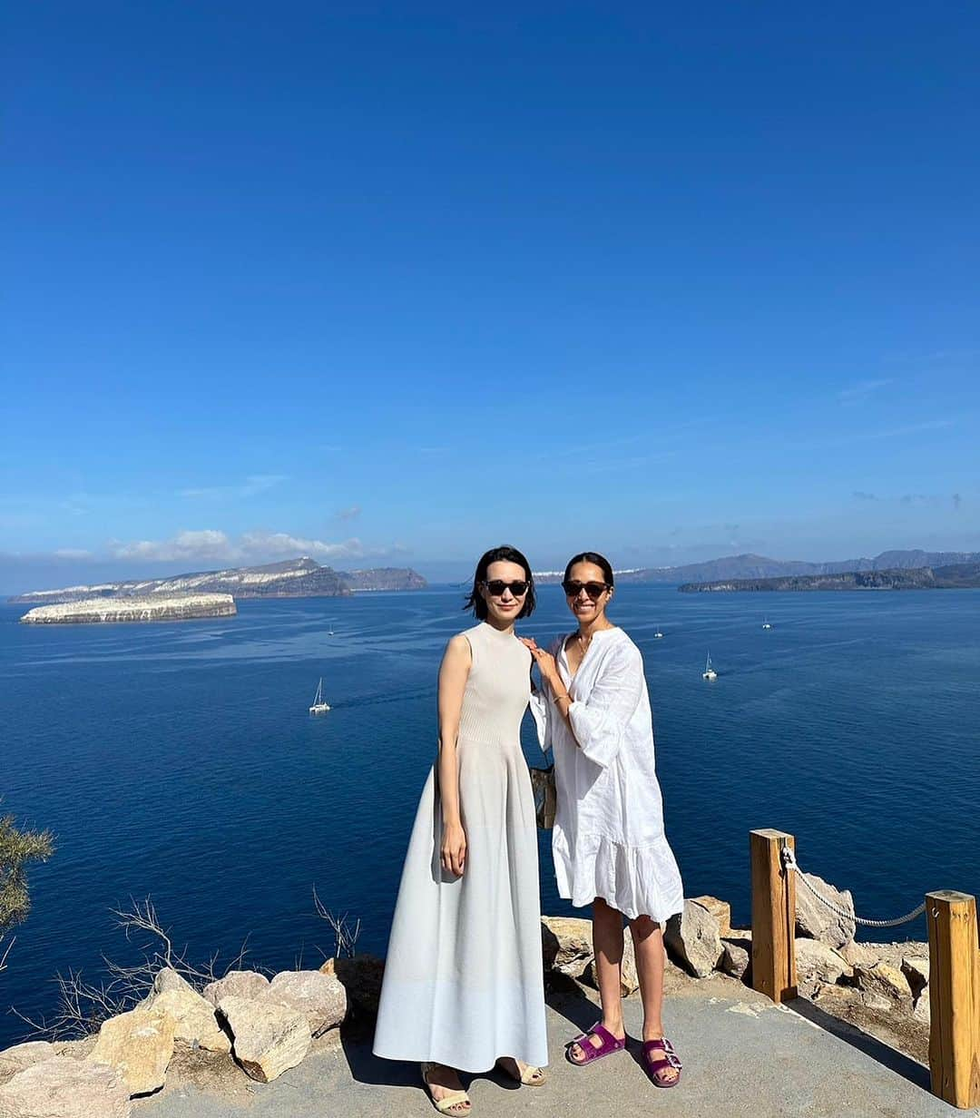 山城葉子さんのインスタグラム写真 - (山城葉子Instagram)「. 🇬🇷 サントリーニ島  ミコノスではアウディA3、サントリーニではFIAT、 どちらもカブリオレを借りてオープンにして走りました。 気持ちよかった〜🌞  サントリーニは島を回るのに80分くらい。 途中、街によってお散歩したりランチしたり。 とーっても楽しいドライブでした。」10月25日 21時02分 - yokoyamashiro