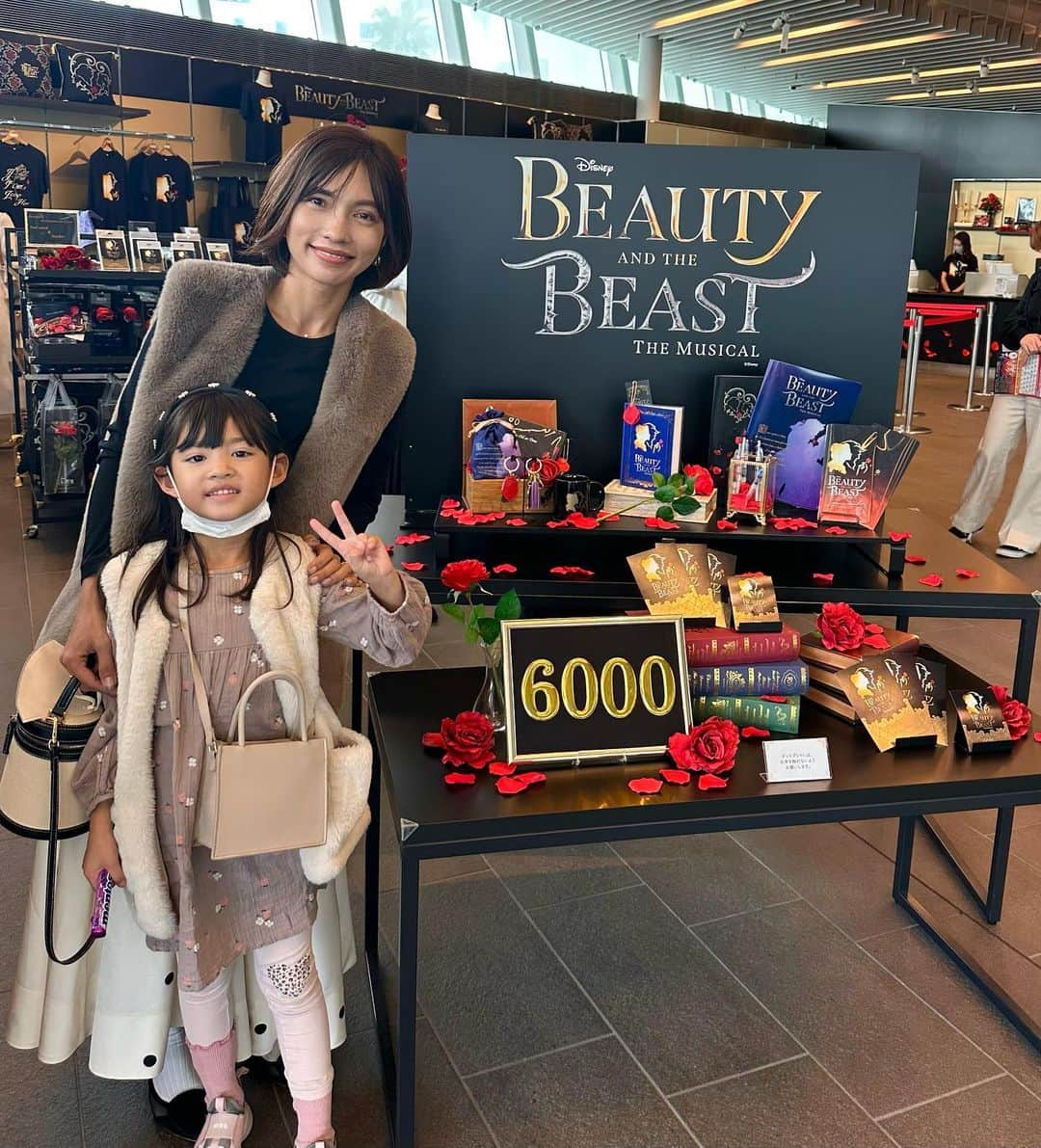 黒宮ニイナさんのインスタグラム写真 - (黒宮ニイナInstagram)「母と娘で 美女と野獣を観てきました🌹🦁 1年ぶりの劇団四季✨やっぱり凄いなぁ✨✨ 歌唱力は言うまでもなく鳥肌でしたが、衣装や舞台セット、隅々まで本当見逃したくないほど！ 暗転でも目を見開いてセットがどんなふうに動いてるかずっと追っかけてみてました😳 アナ雪のときも同じ事言ってた気がする。 娘も小道具が気になったみたいで、途中ロウソクはなにでできてるの？カップはどうなってるの？って小さな声で聞いてくるので私の想像で解説しながら親子で世界観を楽しみました👩🏻🧒🏻💓 ベルと野獣の真実の愛が生まれ、魔法が解けたときは感動に包まれてウルウル🥺 そして美女と野獣上演6000回という記念すべき日✨3回くらいカーテンコールして娘に不思議がられました😆 本当に劇団四季のディズニープリンセスは最高です🥰  会場はディズニーランドのすぐそばなので娘に行きたいとせがまれたのでまた来ようと約束し、ジェラート🍨を食べさせ気を紛らわせながら帰りました☺️ 幸せな時間を過ごしました💛💛 美女と野獣おすすめ！！  #ママ #2児ママ #男の子ママ #女の子ママ #2人育児 #小学生ママ #幼稚園児ママ #5歳女の子 #劇団四季 #劇団四季美女と野獣 #ミュージカル鑑賞 #子連れおでかけ #子連れミュージカル #ママコーデ #ママファッション #ママライフ #ピラティスインストラクター #mama #mamacode #mamacoordinate #mamalife #mamastyle #pilatesinstructor」10月25日 21時02分 - niina_pilates0827