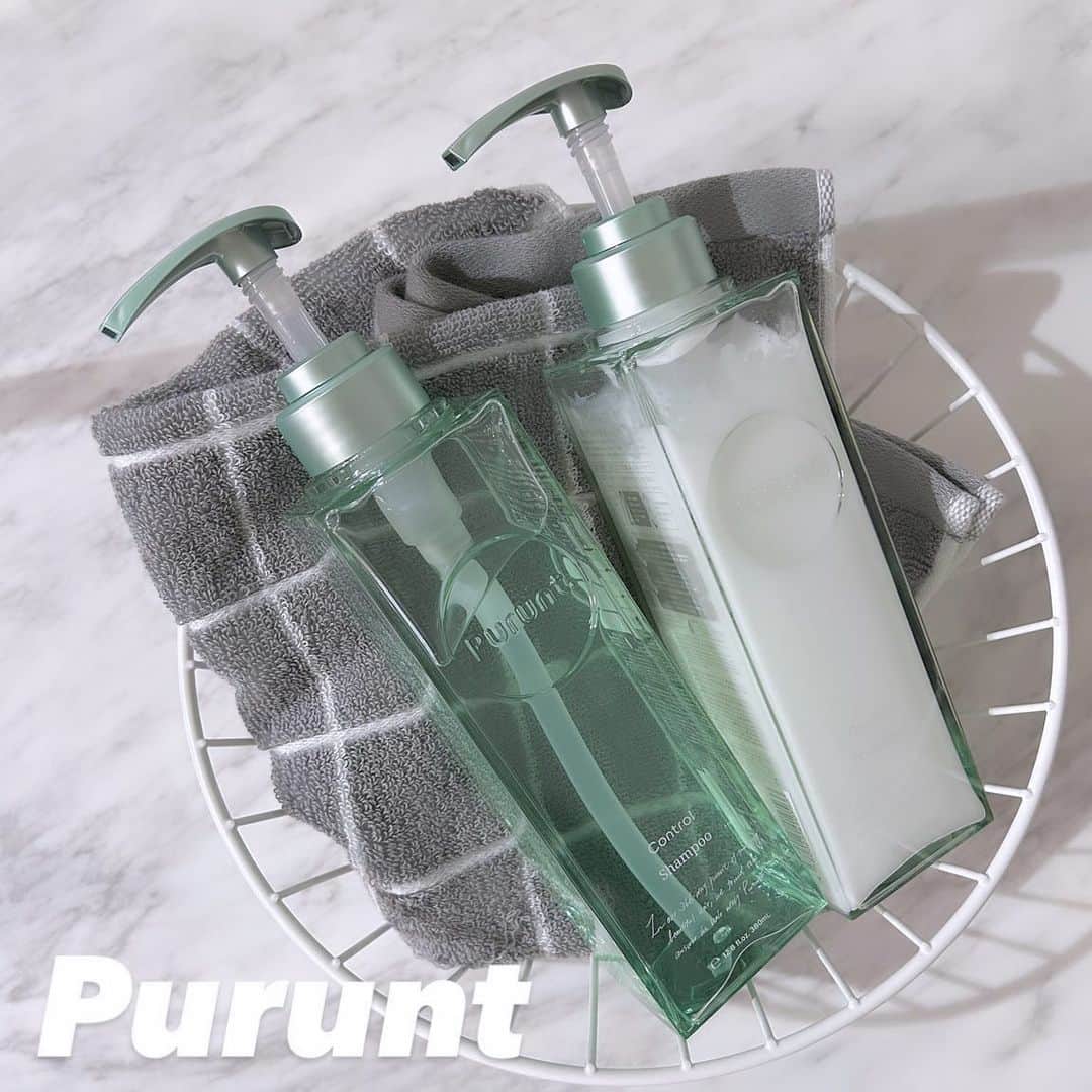 mmmaaakkkiiikkkoooのインスタグラム：「うねり髪におすすめ🍀#PR  @purunt_official の ☑︎プルント コントロール美容液シャンプー ☑︎プルント コントロール美容液トリートメント  スキンケア発想のシャンプーで整える→トリートメント補う・守る✨  96%以上美容液成分＋うねりケア成分で髪も地肌もぷるんとうるおう✨  香りが持続する処方設計で次の日もずっといい香り~💛  ボトルもすっごくかわいい☘️ @purunt_official からチェックしてみて下さい🌟 . . . .  #プルント #purunt#プルント コントロール #うねり髪#へアケア #美髪#香りのプルント #シャンプー #トリートメント」