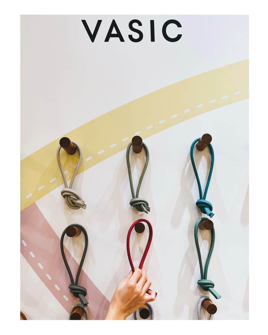 神田咲実さんのインスタグラム写真 - (神田咲実Instagram)「Bond mini👜🖤  今日から31日まで開催されてる @vasic_japan のポップアップへ  @銀座三越  いつも絶妙なカラーが 迷ってしまう VasicのBondシリーズ。  同色のコードがついてるんですが もう一色コードが選べるので オリジナリティ溢れる一品になります☺️  今回はこの限定品のもこもこにして コードはアイスグレーにしました🐏🖤絶妙な色🩶 そして1枚目もやっぱり可愛かったなと振り返る😂🩶🩷  みなさまもぜひ、銀座三越へ👜🩶  #vasic##銀座三越 #popup#colermeyourcoler #PR」10月25日 21時05分 - sakimikanda