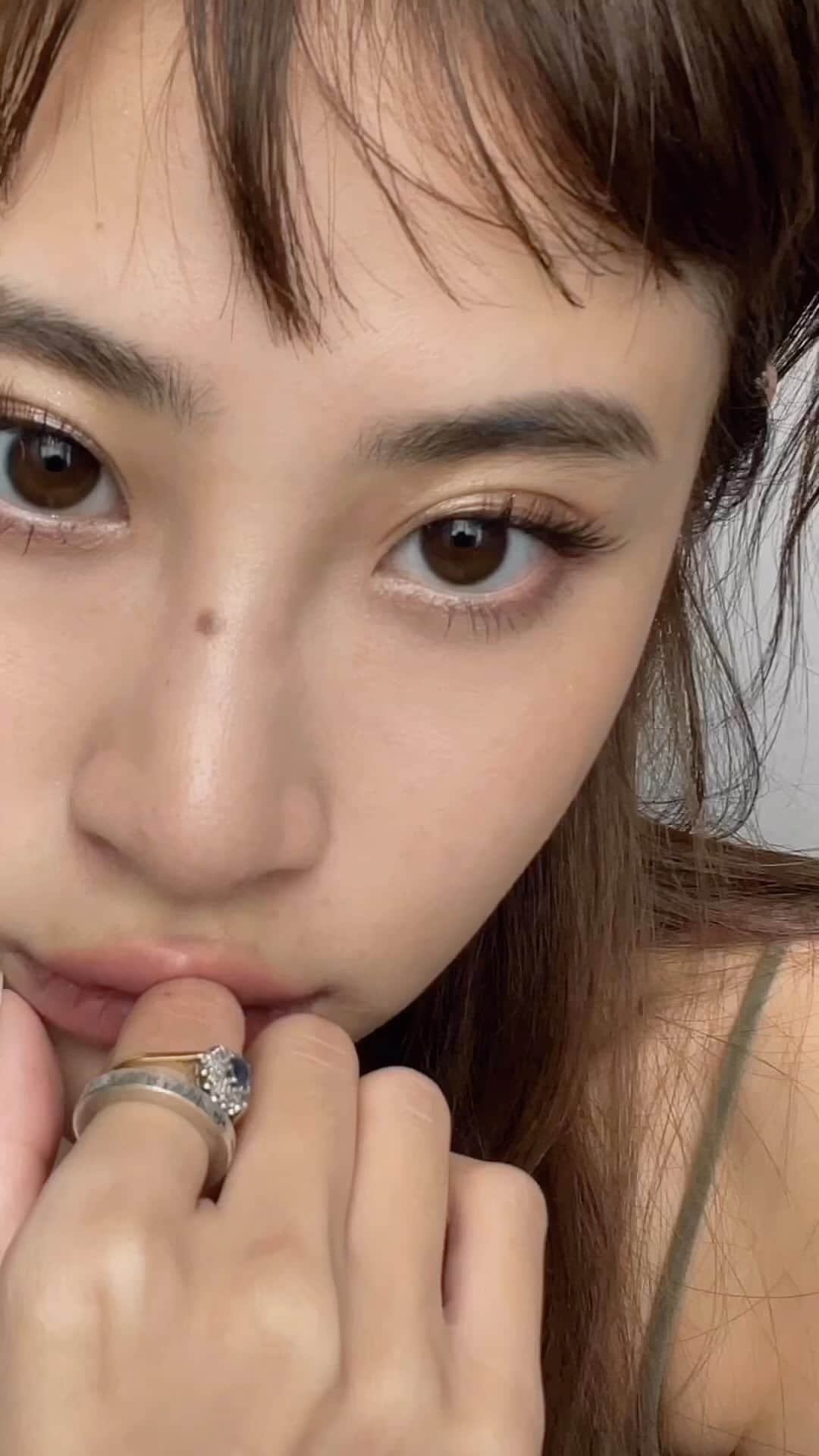 Juriのインスタグラム：「毎日メイクを撮ってみました🪩  眉毛とマツエク @marle_tomoe   アイシャドウ　チーク　　@narscosmeticsjapan  保湿スティック　@ipsa_jp  パウダー　@rmkofficial グロス　@tranquis.jp」