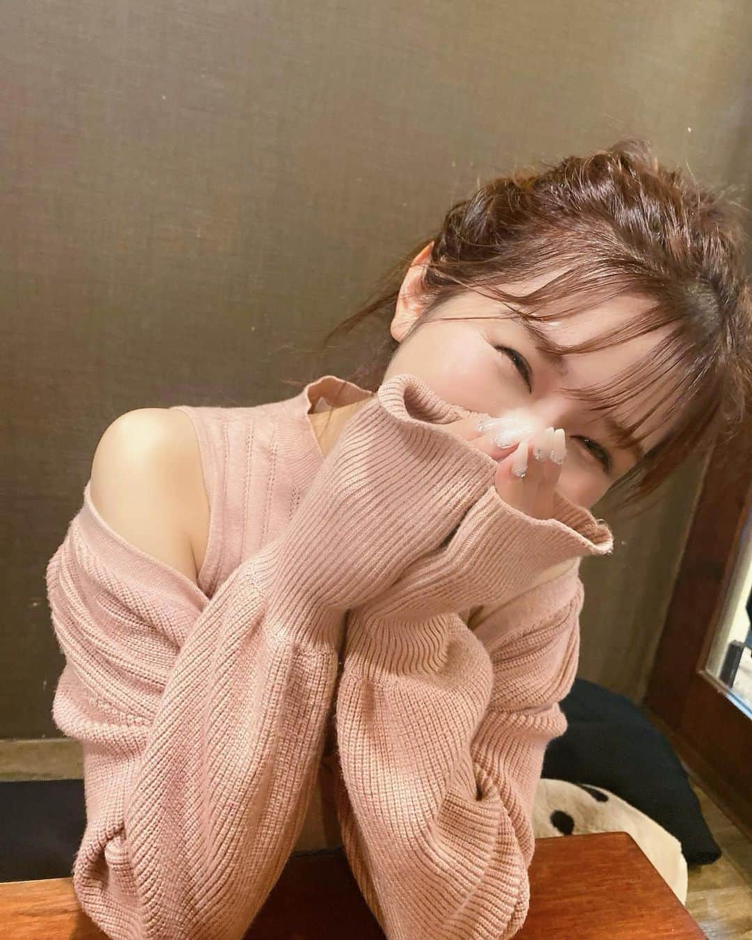 谷川愛梨のインスタグラム：「: プライベートで愛用していた ガチメガネを無くして悲しい気持ちです🥲  Milk&TeaCreamBrown付けてみた👀🫖♡ ちょっぴり派手めな可愛い色味♩ @lanicon_official   お仕事前に全身矯正でスッキリ！！！ 最近長距離移動が多かったりしたから 歪んだ体を元に戻してもらいました☺️🫶」