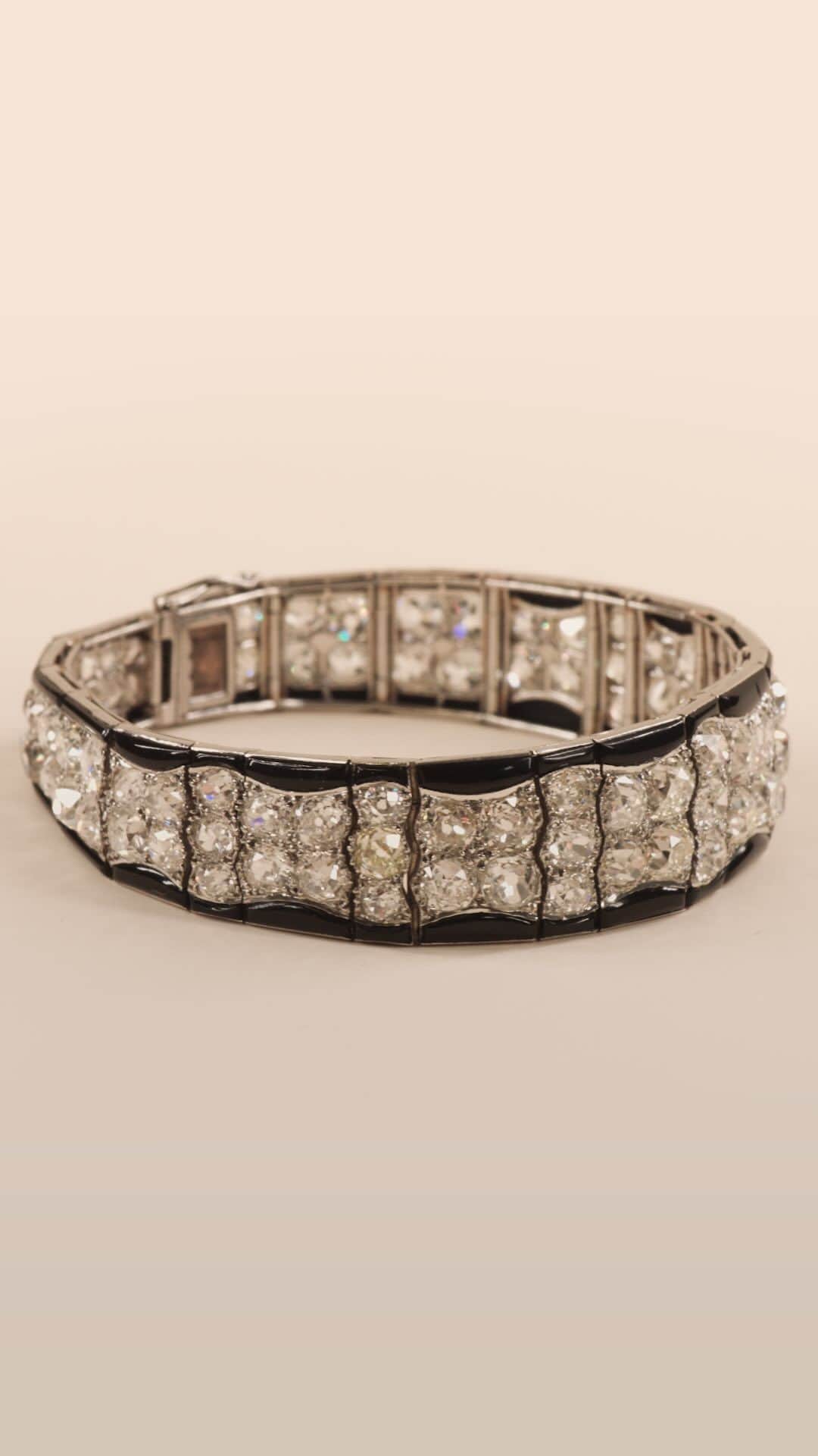 クリスティーズのインスタグラム：「The House of Cartier was founded in 1847 and in the 1920s and 1930s the maison began to create objects in the Art Deco style.⁣ ⁣ Fine jewellery and more quotidian objects such as minaudières, brooches, clocks, cigarette cases and picture frames were embellished with unique forms that became signature motifs of the maison’s creations at the time.⁣ ⁣ 🗓️ Magnificent Jewels including The Bleu Royal | Geneva live auction: 7 November⁣ 🗓️ Jewels Online: The Geneva Edit | Online auction: 3-16 November⁣ ⁣ 🔗 Link in bio: Cartier jewellery collecting guide⁣ ⁣ @christiesjewels #Catier #diamonds #christiesgeneva #luxuryweek」