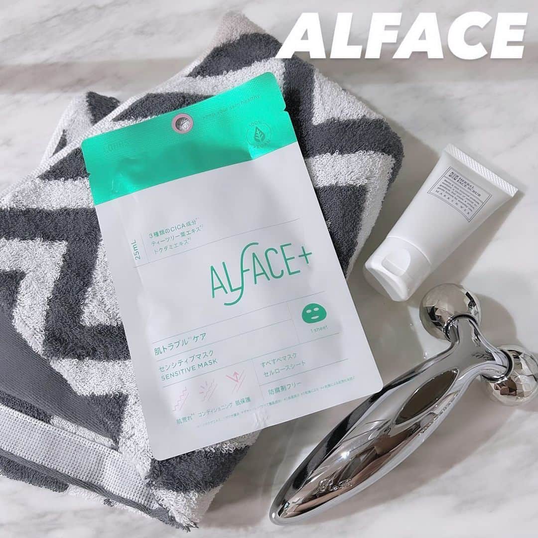 mmmaaakkkiiikkkoooのインスタグラム：「\敏感肌用保湿/ #PR @alface_lohas のセンシティブマスクのパッケージが大幅リニューアル✨  成分もパワーアップ⤴︎⤴︎ 3種類のCICA成分を配合し、植物の力でたっぷり潤し、守る💛  CICA成分の他にも、ティーツリーエキスや、 ほてりを取る効果のあるドクダミエキスで1日頑張ったお肌をヒーリング✨ キメの整ったもっちり肌へ導いてくれる💛  爽やかな香りでスッキリとした気分に~✨ とっても張りやすく ベタつき感がなくて使い心地がとっても良いよ😊  マスクによる肌荒れ、🍂季節の変わり目時期の不調など、ゆらぎを感じるときのお肌のケアに✨  . . . . .  #PR #オルフェス #ALFACE #シートマスク #オルフェスリニューアル #シンオルフェス」