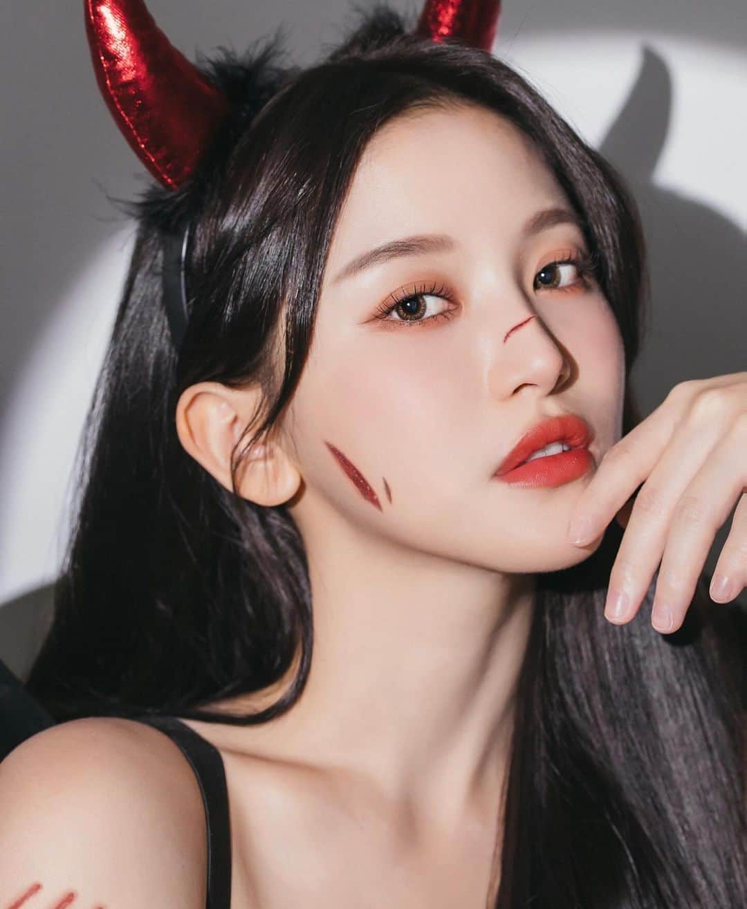 蔡瑞雪（Ruixue Tsai）のインスタグラム：「不給糖就搗蛋🎃🍬 每個南瓜燈裡都住了古靈精怪的我 萬聖節帶給大家兩種風格 看看哪個造型可怕又可愛？  style1:  可愛版的小惡魔😈 真的是每年萬聖節都不可缺少的風格 MIMA彩色日拋 #夏綠蒂冰  小直徑搭配奶灰色花紋 讓眼神更深邃、更迷人  所以今天走混血小惡魔風～  style2:  血色新娘👰 純白的婚紗沾染了一抹鮮紅 MIMA彩色日拋 #茱麗葉灰 深灰與淺灰漸層 搭配絕美的金色圈點綴 打造深邃的大眼感👀  @mimacontact #夏綠蒂冰 #茱麗葉灰  *配戴一般隱形眼鏡須經眼科醫師驗光配鏡取得處方箋，或經驗光人員驗光配鏡取得配鏡單，並定期接受眼科醫師追蹤檢查。​ *本器材不得逾中文說明書建議之最長配戴時數，不得重覆配戴，於就寢前務必取下。以免感染或潰傷。 *如有不適，應立即就醫。 *永勝光學股份有限公司新店分公司 女主角彩色日拋隱形眼鏡 衛部醫器製字第004975號 北衛器廣字第11210005號」