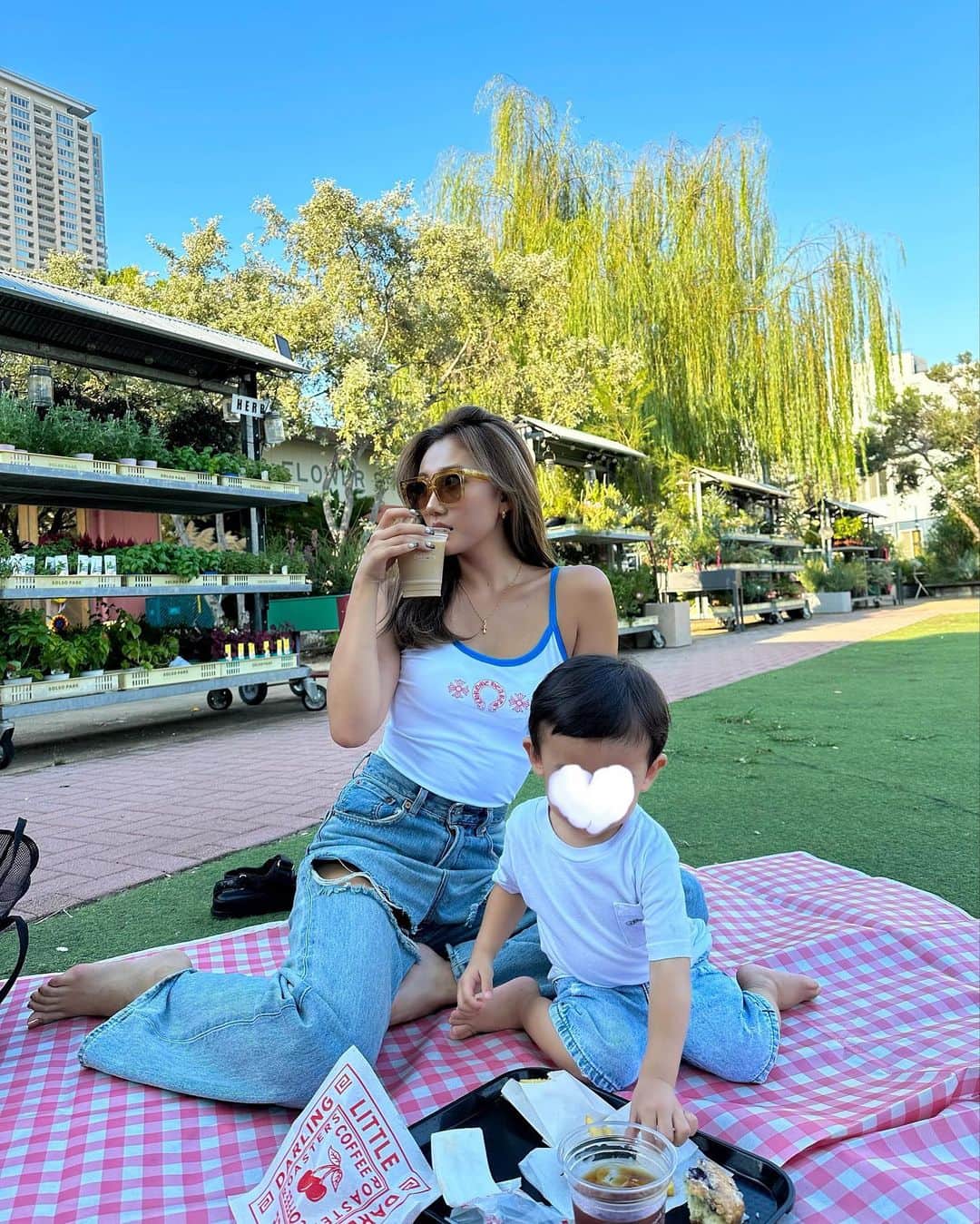 のインスタグラム：「涼しくなって来てから写真撮れて無さすぎてまだ夏の写真残ってるから季節感おかしくなる前に投稿しちゃお🤣🩷 👩🏻tops @chromeheartsofficial  denim @moussyofficial  sunglasses @celine  👶🏻tops @chromeheartsofficial  denim @zarakids」