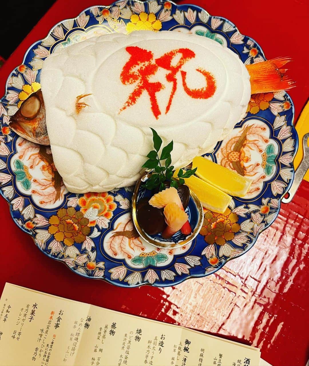 加藤響子のインスタグラム：「『泊まれる料亭』へ。  新鮮な天然食材は、薄味でも奥深さと風味があって本当に美味。 和食の起源を感じるレベル🥹🥹  ノドグロが塩の衣装を纏って登場👏㊗️ 何のお祝いなんだろう？😇😇😇」