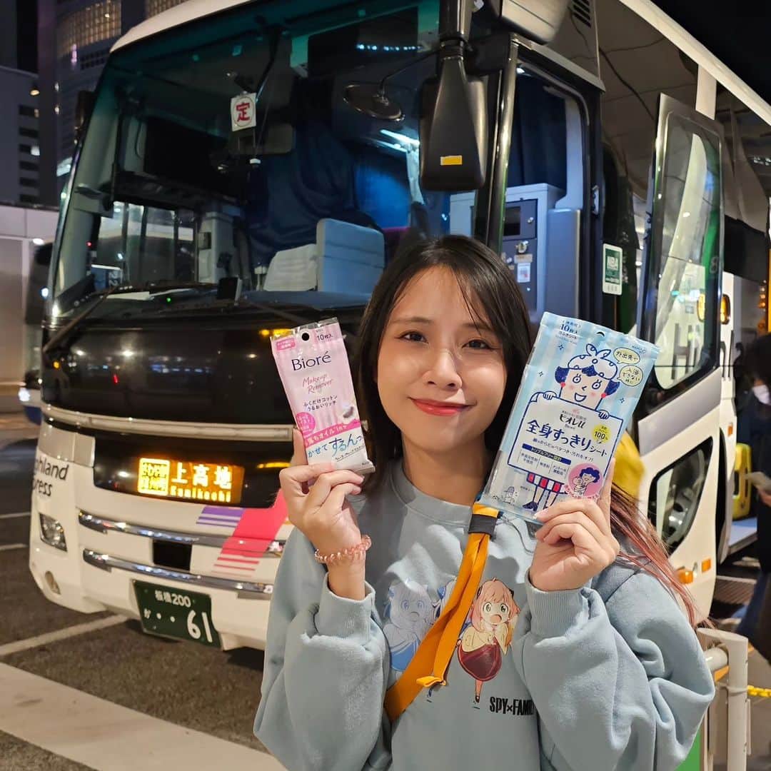 ビーム先生さんのインスタグラム写真 - (ビーム先生Instagram)「วิธีนั่งรถบัสกลางคืนจากสถานีชินจูกุ ⇒ คามิโคจิ 🍁 อ่านโพสต์แล้วตามมากันได้เลยจ้า ✨ หลับวืบเดียวตื่นมาวิวสวยกระแทกตาเลย 🤩  新宿から上高地までの夜行バスに乗ってみた～とても便利！🚌  การเดินทางไปคามิโคจิ (Kamikochi) ไม่ยากอย่างที่คิด อยู่ที่ไหนก็เดินทางได้สะดวก แถมเว็บของรถบัส Alpico เขามีภาษาไทยด้วย  https://www.alpico.co.jp/th/  รถออกเวลา 22.25 ค่ะ ไม่ดึกมาก  เดินเที่ยวชินจุกุก่อนแล้วมานั่งชิลรอขึ้นรถได้เลย   🚌มีให้เลือก 2 แบบ คือแบบ  Standard Car (แบบที่นั่ง 4 แถว) คนละ 8,200 - 10,400 Yen Green Car (แบบที่นั่ง 3 แถว) คนละ 10,000 - 12,200 Yen   คันที่เป็นกรีนที่นั่งก็จะสบายกว่าหน่อย ๆ  บีมนั่งคันกรีนค่ะ   จาก Shinjuku Bus Terminal ลงที่ Kamikochi Bus Terminal  ใช้เวลาเดินทาง 6-7 ชั่วโมงก็จะถึงที่หมายแบบไม่ต้องต่อรถอะไรเลย   ที่นั่งในรถจะเป็น 3 แถว  🍁ที่นั่งติดหน้าต่างจะมีผ้าม่านของตัวเอง ไว้ปิดแยกกับคนอื่น จะได้หลับ ๆ  🍁มีช่องใส่ของ ที่พักขา 🍁มีรูให้เสียบปลั๊กคนละอัน ทุกที่นั่ง 🍁เบาะเอนนอนได้แบบสบาย ๆ หลับยาวได้เลย 🍁เอากระเป๋าเดินทางใบใหญ่ไปได้ โหลดไปที่เก็บของใต้รถ สะดวกสบายมากค่า 🍁บนรถบัสมีห้องน้ำ แต่ระหว่างทางก็มีปล่อยลงให้เข้าห้องน้ำด้วย 2 ครั้ง  รถถึงคามิโคจิประมาณ 05.20 เรียกว่าเป็นรถบัสคันแรกที่ถึงเลย ฮ่าๆ  สำหรับที่นี่ รถส่วนตัวเข้าไม่ได้ รถไฟไม่มี ต้องรถบัสเท่านั้นค่ะ  แนะนำให้เดินชมธรรมชาติตามรูทที่เขาแนะนำ ซื้อตั๋วรถบัสที่ท่ารถบัสคามิโคจิได้เลย ตรงที่เราลงรถนั่นแหละ  🍁ใครอยากจะดูใบไม้เปลี่ยนสี  ช่วงเวลาแนะนำคือตั้งแต่วันที่ 20 ต.ค.เป็นต้นไป (ขึ้นอยู่กับอากาศแต่ละปีด้วย แต่ก็ราว ๆ นี้แหละ) ปล.รถบัสเต็มเร็วมาก จองก่อนล่วงหน้าได้ 3 เดือน  แต่เมื่อกี้เข้าไปดู ยังมีวันที่ว่างอยู่ ใครสนใจปีนี้ยังทันนะคะ   ***ดาวตัวโต ๆ****คามิโคจิรถบัสจะเข้าได้ตั้งแต่ 17 เมษายน - 15 พฤศจิกายนของทุกปี เท่านั้นค่ะ   ถ้าไม่สะดวกไปจากชินจุกุ ก็มีหลายรูทให้เลือก เดินทางบัสกลางคืนจากชิบุย่าก็ได้ หรือจะมาจาก Matsumoto จ.นางาโนะเหมือนกันก็ใกล้หน่อย ลองดูเอาที่สะดวก  รวมเส้นทางและตารางรถบัสที่ไปคามิโคจิ (กดเข้าไปดูตารางรถบัสแต่ละสาย จะมีลิงก์ให้กดจองตั๋วออนไลน์)  ■ชินจูกุ - คามิโคจิ https://shorturl.at/nLR45  ■ชิบุย่า - คามิโคจิ https://shorturl.at/deLPU  ■เกียวโต/โอซาก้า - คามิโคจิ https://shorturl.at/ituM9  ■นากาโนะ - คามิโคจิ https://shorturl.at/otxU2  ■มัตสึโมโต้ - คามิโคจิ  https://shorturl.at/fPUX4  รถออกตรงเวลาอย่าไปสายนะ 555   #kamikochi #alpico #อัลปิโก้ #คามิโคจิ  BeamSensei」10月25日 21時11分 - beamsensei