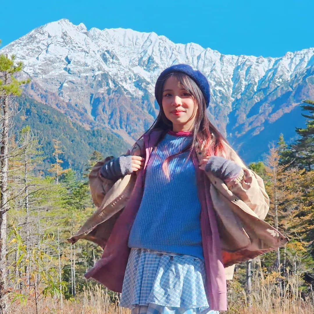 ビーム先生のインスタグラム：「วิธีนั่งรถบัสกลางคืนจากสถานีชินจูกุ ⇒ คามิโคจิ 🍁 อ่านโพสต์แล้วตามมากันได้เลยจ้า ✨ หลับวืบเดียวตื่นมาวิวสวยกระแทกตาเลย 🤩  新宿から上高地までの夜行バスに乗ってみた～とても便利！🚌  การเดินทางไปคามิโคจิ (Kamikochi) ไม่ยากอย่างที่คิด อยู่ที่ไหนก็เดินทางได้สะดวก แถมเว็บของรถบัส Alpico เขามีภาษาไทยด้วย  https://www.alpico.co.jp/th/  รถออกเวลา 22.25 ค่ะ ไม่ดึกมาก  เดินเที่ยวชินจุกุก่อนแล้วมานั่งชิลรอขึ้นรถได้เลย   🚌มีให้เลือก 2 แบบ คือแบบ  Standard Car (แบบที่นั่ง 4 แถว) คนละ 8,200 - 10,400 Yen Green Car (แบบที่นั่ง 3 แถว) คนละ 10,000 - 12,200 Yen   คันที่เป็นกรีนที่นั่งก็จะสบายกว่าหน่อย ๆ  บีมนั่งคันกรีนค่ะ   จาก Shinjuku Bus Terminal ลงที่ Kamikochi Bus Terminal  ใช้เวลาเดินทาง 6-7 ชั่วโมงก็จะถึงที่หมายแบบไม่ต้องต่อรถอะไรเลย   ที่นั่งในรถจะเป็น 3 แถว  🍁ที่นั่งติดหน้าต่างจะมีผ้าม่านของตัวเอง ไว้ปิดแยกกับคนอื่น จะได้หลับ ๆ  🍁มีช่องใส่ของ ที่พักขา 🍁มีรูให้เสียบปลั๊กคนละอัน ทุกที่นั่ง 🍁เบาะเอนนอนได้แบบสบาย ๆ หลับยาวได้เลย 🍁เอากระเป๋าเดินทางใบใหญ่ไปได้ โหลดไปที่เก็บของใต้รถ สะดวกสบายมากค่า 🍁บนรถบัสมีห้องน้ำ แต่ระหว่างทางก็มีปล่อยลงให้เข้าห้องน้ำด้วย 2 ครั้ง  รถถึงคามิโคจิประมาณ 05.20 เรียกว่าเป็นรถบัสคันแรกที่ถึงเลย ฮ่าๆ  สำหรับที่นี่ รถส่วนตัวเข้าไม่ได้ รถไฟไม่มี ต้องรถบัสเท่านั้นค่ะ  แนะนำให้เดินชมธรรมชาติตามรูทที่เขาแนะนำ ซื้อตั๋วรถบัสที่ท่ารถบัสคามิโคจิได้เลย ตรงที่เราลงรถนั่นแหละ  🍁ใครอยากจะดูใบไม้เปลี่ยนสี  ช่วงเวลาแนะนำคือตั้งแต่วันที่ 20 ต.ค.เป็นต้นไป (ขึ้นอยู่กับอากาศแต่ละปีด้วย แต่ก็ราว ๆ นี้แหละ) ปล.รถบัสเต็มเร็วมาก จองก่อนล่วงหน้าได้ 3 เดือน  แต่เมื่อกี้เข้าไปดู ยังมีวันที่ว่างอยู่ ใครสนใจปีนี้ยังทันนะคะ   ***ดาวตัวโต ๆ****คามิโคจิรถบัสจะเข้าได้ตั้งแต่ 17 เมษายน - 15 พฤศจิกายนของทุกปี เท่านั้นค่ะ   ถ้าไม่สะดวกไปจากชินจุกุ ก็มีหลายรูทให้เลือก เดินทางบัสกลางคืนจากชิบุย่าก็ได้ หรือจะมาจาก Matsumoto จ.นางาโนะเหมือนกันก็ใกล้หน่อย ลองดูเอาที่สะดวก  รวมเส้นทางและตารางรถบัสที่ไปคามิโคจิ (กดเข้าไปดูตารางรถบัสแต่ละสาย จะมีลิงก์ให้กดจองตั๋วออนไลน์)  ■ชินจูกุ - คามิโคจิ https://shorturl.at/nLR45  ■ชิบุย่า - คามิโคจิ https://shorturl.at/deLPU  ■เกียวโต/โอซาก้า - คามิโคจิ https://shorturl.at/ituM9  ■นากาโนะ - คามิโคจิ https://shorturl.at/otxU2  ■มัตสึโมโต้ - คามิโคจิ  https://shorturl.at/fPUX4  รถออกตรงเวลาอย่าไปสายนะ 555   #kamikochi #alpico #อัลปิโก้ #คามิโคจิ  BeamSensei」