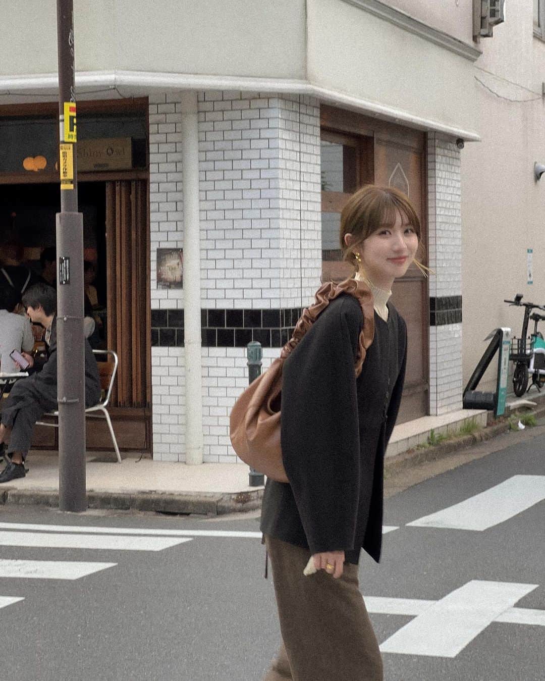 のインスタグラム：「行きたいカフェに振られまくった日☕️ まーーーそんな日もあるよね❕（これがトーキョーか）そんでふらっと入ったお店があまりにも美味しすぎたし、雰囲気も良すぎた〜🪡  ちなみにこの日は珍しくブラック、といいつつ、最近はよくブラック取り入れてるので珍しくもないか。。。全体をダークトーンでまとめて、バッグを差し色に👜 ㅤㅤㅤㅤㅤㅤㅤㅤㅤㅤㅤㅤㅤ このパンツ好きすぎる（肝心のウエスト部分は見えてない） ㅤㅤㅤㅤㅤㅤㅤㅤㅤㅤㅤㅤㅤ #よく喋るね」