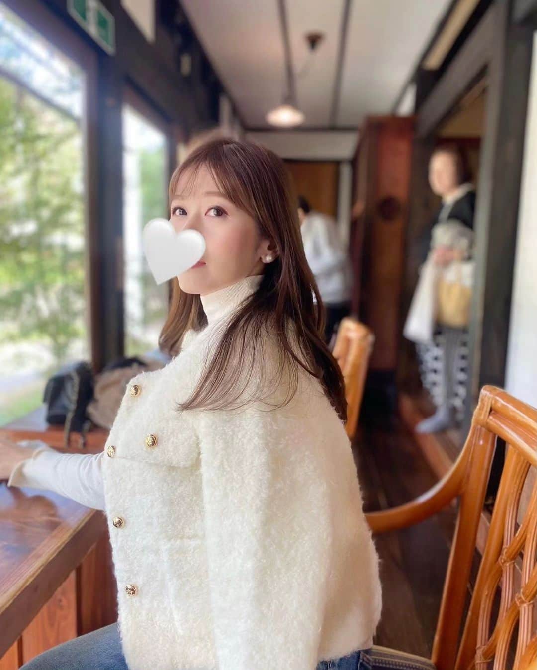 Y's Stellaのインスタグラム：「.@ys_stella_shop   @junko___ry  人気のシャギーボアjacketをご紹介下さいました🤍 👖コーデとっても可愛いですね🥹🤍 ツイードジャケットのようなデザインですが、もこもこボアなんです🤍 素敵にご着用くださりありがとうございました✨  #pr#可愛い#ボアジャケット#ツイードジャケット#ジャケット#金ボタン#ぬくぬく#秋冬コーデ#プチプラ#デニムコーデ#ホワイトコーデ」