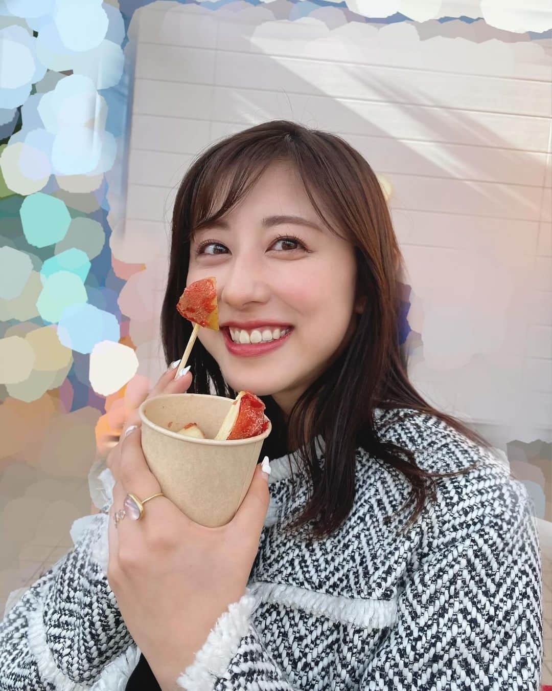 斎藤ちはるのインスタグラム：「大好きなりんご飴を食べました🤤🍎 . 嬉しすぎて間抜けな顔しているなぁ…🫢 . . #小さい頃 #お祭り では #食べてなかった けど #大人 になって #美味しさ に #気付いた  . . #斎藤ちはる#テレビ朝日#テレビ朝日アナウンサー#テレ朝#アナウンサー#りんご#りんご飴#りんごあめ#フルーツ飴#おまつり#紅茶#休日」