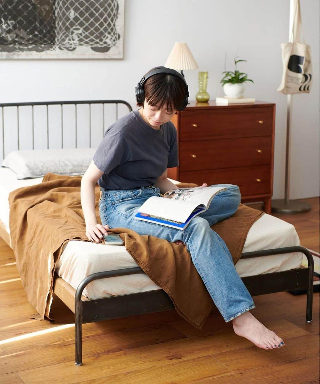 journal standard Furnitureさんのインスタグラム写真 - (journal standard FurnitureInstagram)「【SENS BED】 ⁡ ミリタリーベッドをモチーフにデザインされたJOURNAL STANDARD FURNITUREのオリジナルベッド。 ⁡ シンプルなアイアンフレームで飽きのこないデザイン。 アイアンの重厚でインダストリアルな雰囲気が独特の存在感を醸し出してくれます。 ⁡ 無骨なデザインながら、適度に施されたエイジング加工がより存在感をUP。 サイドフレームにはオーク材を使用。アイアンと天然木の絶妙なバランスがお部屋を素敵に魅せてくれます。 ⁡ -— ⁡ ■SENS BED ⁡ ・SINGLE  ¥53,130 ・SEMI DOUBLE  ¥60,060 ・DOUBLE  ¥67,760 ・QUEEN  ¥74,690 ⁡ -— ⁡ #journalstandardfurniture #baycrews #interior #furniture  #interiordesign #bedroominterior  #bedroom #bed #bedframe #ironbed #sleep #nap  ⁡」10月25日 21時13分 - js_furniture