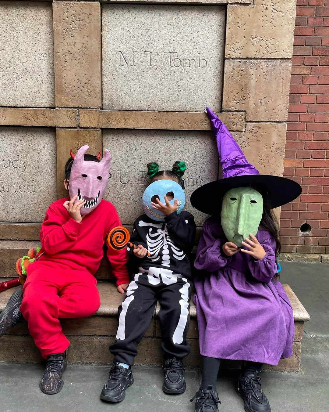 ungrid_naruさんのインスタグラム写真 - (ungrid_naruInstagram)「. 今年のディズニーハロウィンは ナイトメアビフォアクリスマスのロックショックバレル👻 沢山褒められてて子供たちとっても嬉しそうだった🫶🏽  お面？マスク？の手作り楽しかったー🤍(制作費0円😂)  いつまで一緒に遊んでくれるかな🥲？ ずっと母たちと遊んでおくれ🫶🏽  #Dハロ #dハロ仮装2023 #dハロ仮装  #ロックショックバレル #ナイトメアビフォアクリスマス  #disneyhalloween   珍しくハッシュタグつけとく（笑）」10月25日 21時14分 - chihiro_narushima