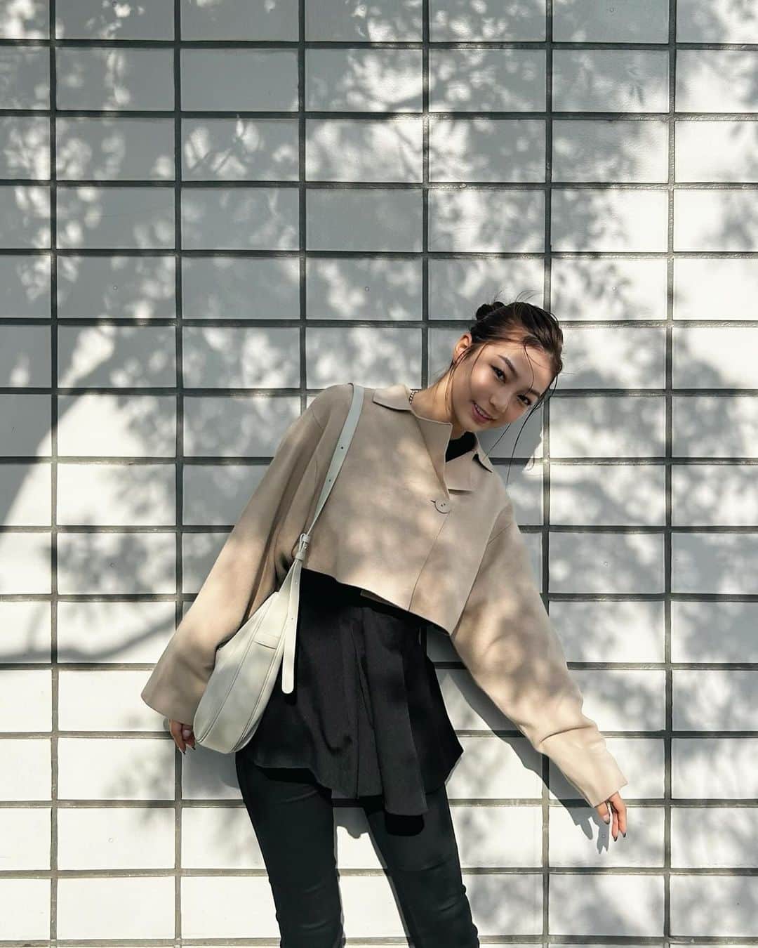 美舞のインスタグラム：「. . @alia_jp ショートニットジャケットが、 アウターとしても、アウターの上に重ね着しても 可愛くてバリエーション増えて大活躍🥰🫶 珍しくベージュ！！！✌️ . #私服　#秋服　#もぉ冬？　#アウター　#秋コーデ」