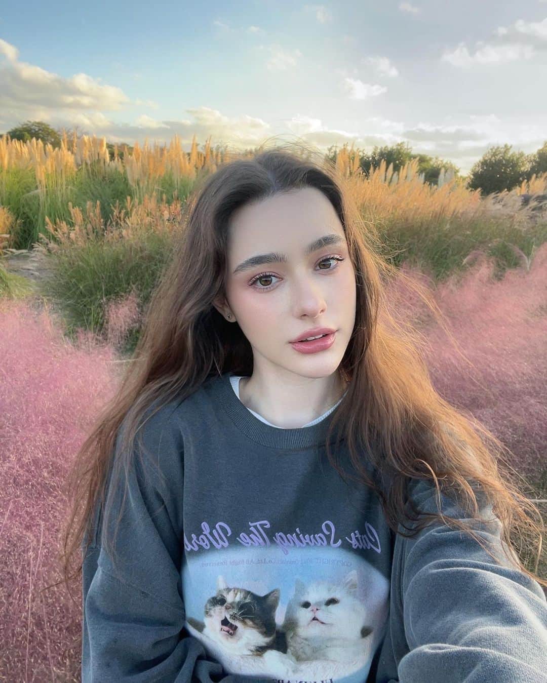 ダシャ・テゥアランのインスタグラム：「저도 봤다 핑크뮬리~🥺💗🍬🎀」