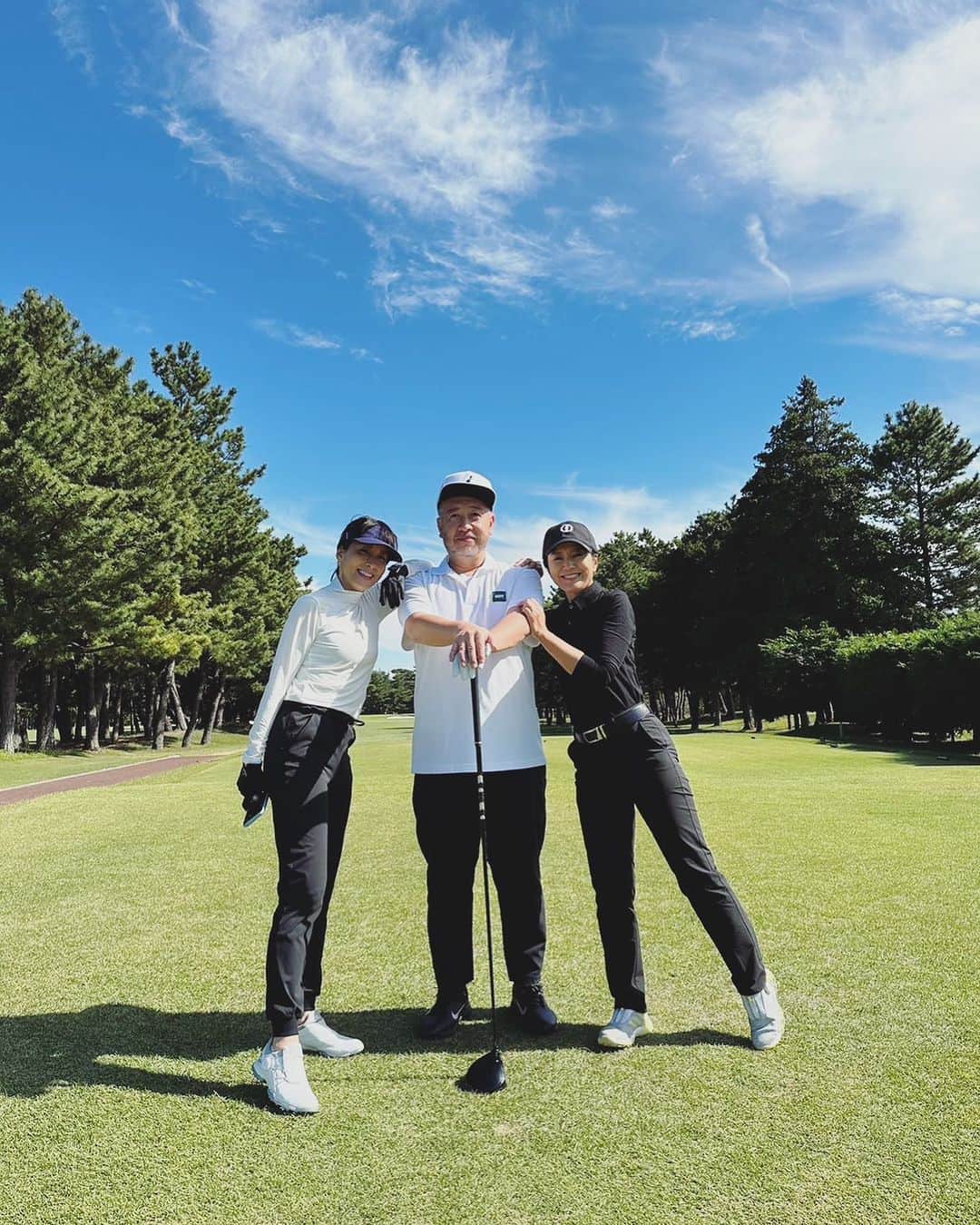 のインスタグラム：「こんばんは。  いつぞやのゴルフ。 ゴルフには最高の季節ですね。 気持ちいいのだー。  アナウンス室の尊敬する先輩、菊間さんとabbeyの中村さん。  いやいやね、とても人に言えないスコアだけれど笑、私なりにベスト更新！嬉しいのだ。  菊間パイセンに鍛えられてます。感謝❤️  #ゴルフ  #菊間千乃 さん #abbey中村さん  #内田恭子  #kyokouchida」