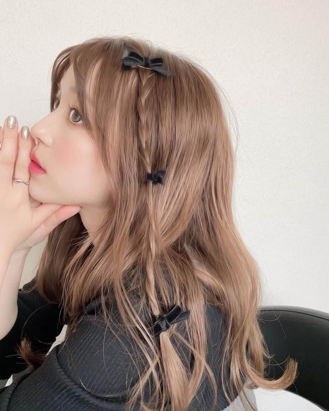 おりもあいのインスタグラム：「今日のヘアアレンジ🖤 リボンたくさん🐣🎀」