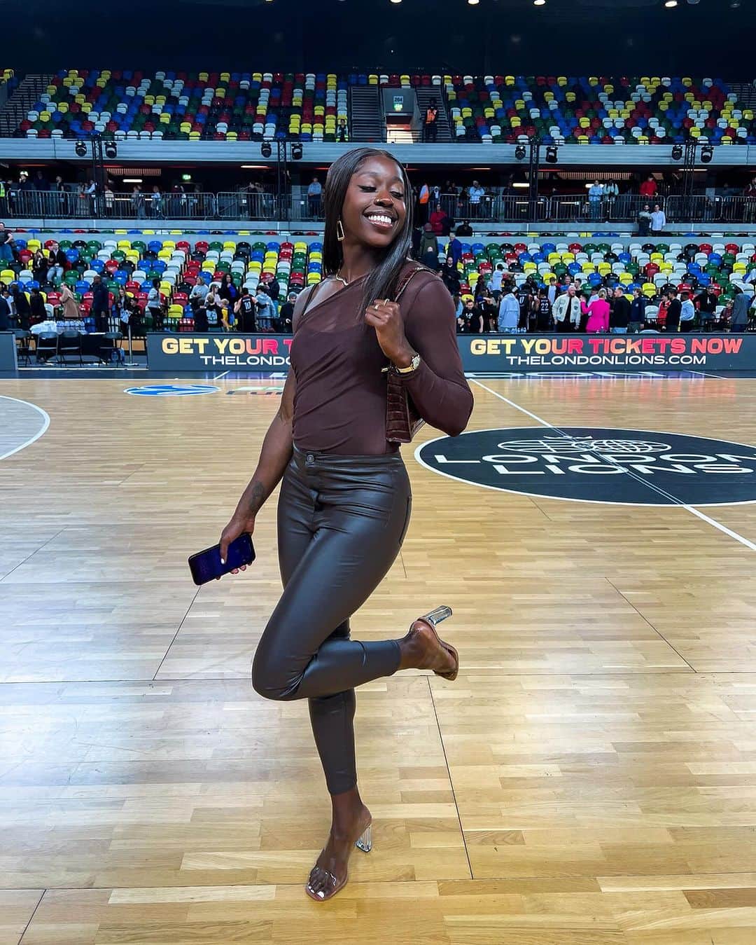 デズリー・ヘンリーのインスタグラム：「CourtSide Babe 🏀  Last slide still gives me energy >>>>  What a Game 🤯@londonlions   The Overtime! The Suspense! The ENERGY 🔥🔥  #londonlions #courtside #basketball #ootd #bhfyp」