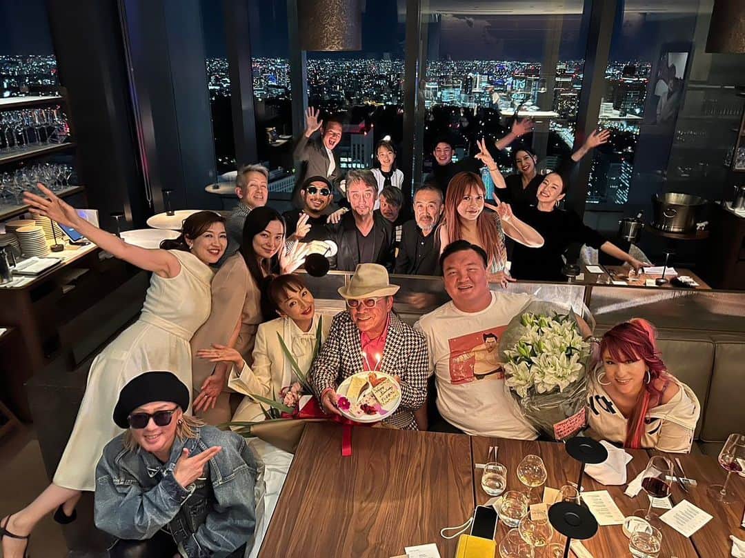 三木道三さんのインスタグラム写真 - (三木道三Instagram)「虎ノ門ステーションタワー45階 「TOKYO NODE DINING」 @tokyonode45f にて  ドン小西さん@donkonishi1009  73歳誕生日 ヘラヘラ三銃士まりなちゃん@marinachan_0205 ご結婚&旦那さん誕生日  のお祝いディナー参加させてもらいました㊗️🎉 🍽️🍾🍷全部超美味かった！ シェフの人達Respect🫡  色んな人いたけど白鵬親方は、話が合いすぎてウケた笑 日本の活きた伝統のど真ん中の人やもんな、そりゃそうや…  Big up → @yokozuna_hakuho   レストランも屋上プールも夜景ヤバい！ シアターも覗かせてもらった。 あそこでなんかやりたいな〜！  #tokyonode#syntokyonode#虎ノ門ステーションタワー#虎ノ門ヒルズ#tokyonodedining#ドン小西 先生#バースデーディナー#お誕生日おめでとう#happybirthday#アートイベントプロデューサー#杉山央 さん#デジタルアート#アンドロイド#前衛的#アートパフォーマンス#神田うの#unokanda #三木道三 #dozan11 #夜景 #白鵬」10月25日 21時16分 - dozan11