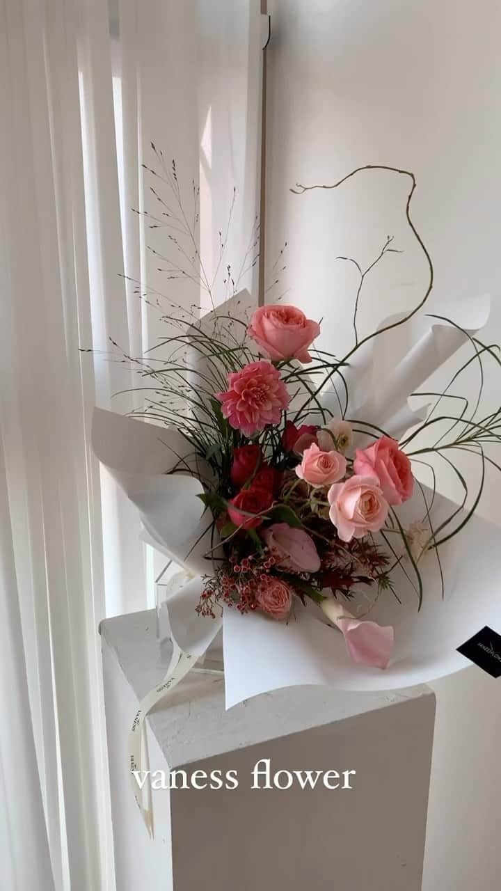 플로리스트 이주연 florist Lee Ju Yeonのインスタグラム：「. . 어머님 생신에 드리는 꽃다발 🤍 . 바네스플라워 VANESS FLOWER . #바네스꽃다발 #생신꽃다발  . Katalk 채널 바네스플라워  kakao ID vaness52  E-mail vanessflower@naver.com . Paypal payment possible . 서울시 중구 청파로464 브라운스톤서울 101동2806호 📞02-545-6813」