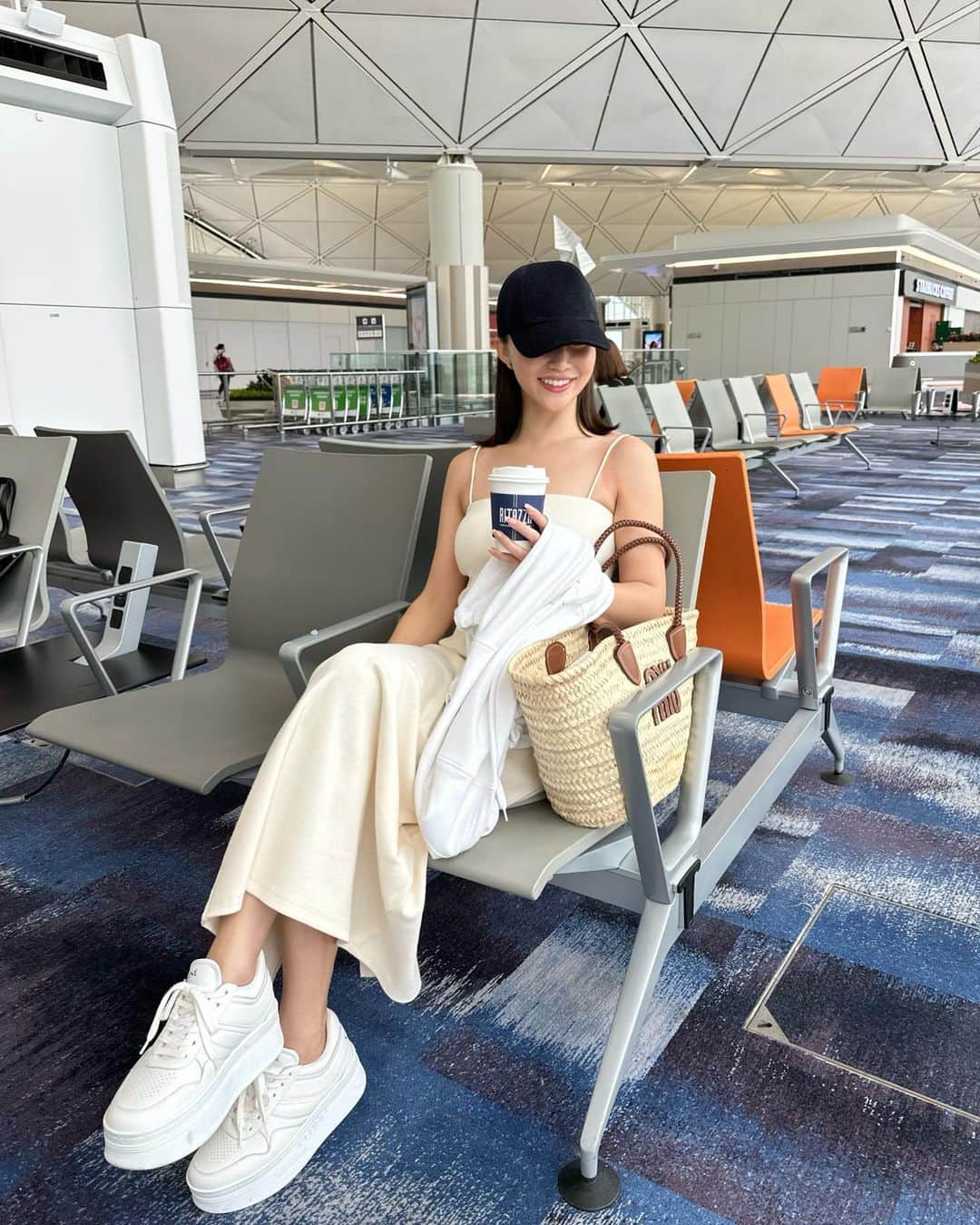 左近鈴乃さんのインスタグラム写真 - (左近鈴乃Instagram)「. バリへは香港航空で✈️🇭🇰  帰りの便のCAさんが本当に綺麗な方ばかりで TWICEのツウィそっくりな方がいて見惚れてた、、🥹💘  意外にも6枚目のお粥が1番美味しくて 体に優しくて沁みました🍚♡笑  今回も空の旅も楽しかったな〜🥂❤️  parker @prada  one-piece @searoomlynn_official  cap @hermes   #バリ #バリ島 #バリ旅行 #香港航空」10月25日 21時19分 - suzuno_sakon