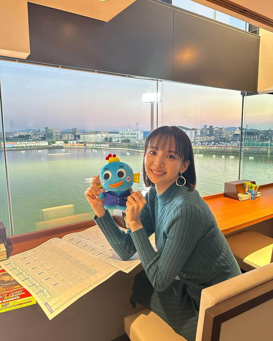 岡田紗佳のインスタグラム：「今日はボートレース蒲郡でトークショーをさせていただきました🚣　本当にたくさんの方々に来て頂いてめっちゃ嬉しかった〜！ありがとね〜！！！司会にはモンドでお馴染みの土屋さん！実は私がまだリアル麻雀3回目くらいの時に出た箱根麻雀駅伝の実況でお会いしていたみたい！全然覚えていなかった！！！笑 舟券は当たらずだったけどエネルギーをもらえた1日でした！またどこかでやる時はよろしくお願いします〜！🥰」