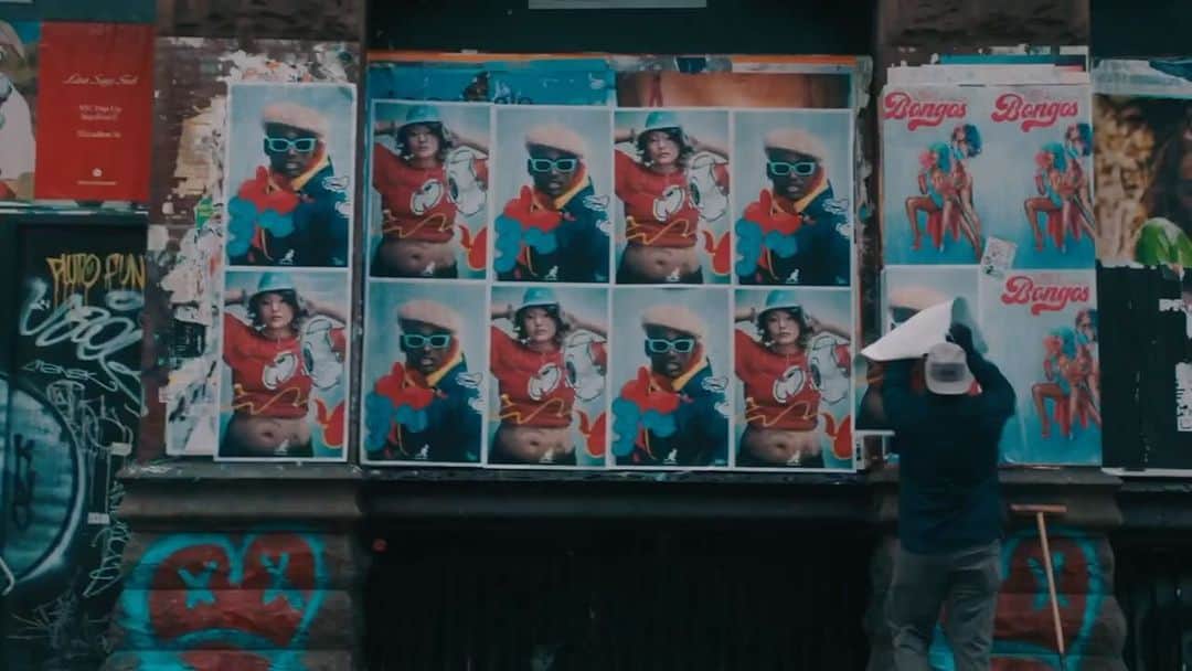 更井真理のインスタグラム：「KANGOL Campaign Wheat Pasting in NYC❤️🦘 @kangol @kangol_headwear  Campaign by Me @saraimari724  Art work @coinparkingdelivery_art  #kangol #kangolhat #wheatpasting」