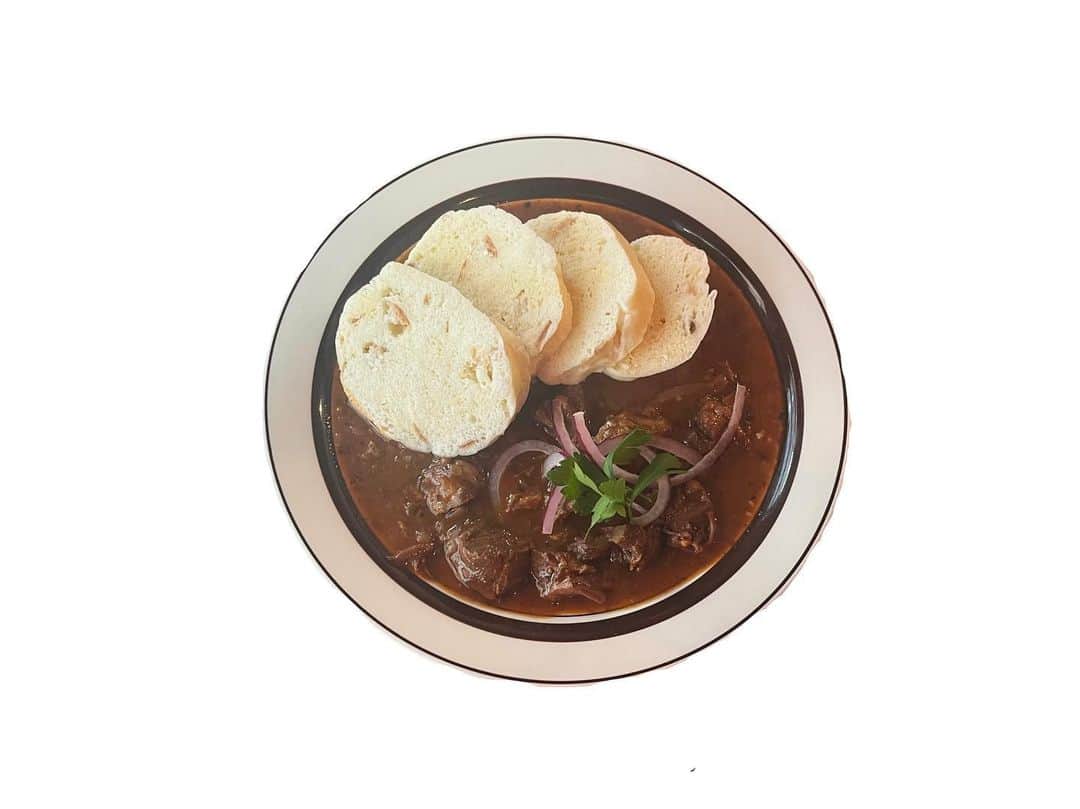 のインスタグラム：「チェコの料理食べた🍽️  食べたことない味。。 料理名忘れた。。 めちゃ美味しかった〜  友達と食べに行ったんやけど 久しぶりにゆっくりご飯食べられた気がする☺︎ またまた海外のご飯ブーム到来です  次はベトナムかブラジル料理食べたい🌱  おすすめの国の料理教えてください☺︎」