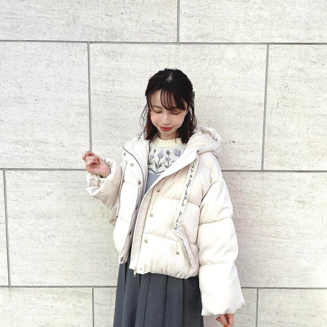 F i.n.t_officialさんのインスタグラム写真 - (F i.n.t_officialInstagram)「. . ……………………… ⁡ 𝗉𝗂𝖼𝗄 𝗎𝗉 𝗂𝗍𝖾𝗆 🌷 ⁡ ……………………… ⁡ とびきりキャッチーなチューリップ柄が目を惹くニットプルオーバー🤍 華やかなカラーリングとノルディックのような雰囲気が 重くなりがちな秋冬のコーデを明るくしてくれます🧺 ⁡ ⁡ ☑︎ #チューリップジャガードヨークニットプルオーバー /F i.n.t  ivory/blue gray  ¥8,580(tax in) ⁡ 詳細はタグ付けをチェック🏷️ ⁡ ⁡ ￣￣￣￣￣￣￣￣￣￣ ⁡ 𝐚𝐧 𝐚𝐧𝐨𝐭𝐡𝐞𝐫  𝐚𝐧𝐠𝐞𝐥𝐮𝐬 𝐏𝐎𝐏 𝐔𝐏 𝐒𝐇𝐎𝐏 開催決定 ⁡ ⁡ 【開催場所】 an another  angelus 阪急西宮ガーデンズ店 @an3_hng ⁡ 【出店ブランド様】 Joëlle（ジョエル）様 @joelle_chapeau  ⁡ Joëlleという名の架空の人物をイメージした帽子店 古き良き時代のアンティークやヴィンテージからインスパイアを受け、現代の生活にも馴染むデザインを1点1点熟練の職人の手により制作しています ⁡ ⁡ 【開催期間】 10.26Thu- 10.31 Tueの6日間限定 ⁡ ぜひこの機会にショップへお越しください 皆さまのご来店を心よりお待ちしております ⁡ ⁡ #fint #2023AW #2023autumn #fashion  #AutumnCollectio‪n   #フィント #秋コレクション #コレクション #オータムコレクション #ガーリーコーデ #秋冬ニット #レトロコーデ #クラシカルコーデ #フレンチカジュアル#ガーリーコーデ #秋色コーデ  #スカート #秋コーデ #秋 #コーディネート #ジャガード」10月25日 21時21分 - fi.n.t_official
