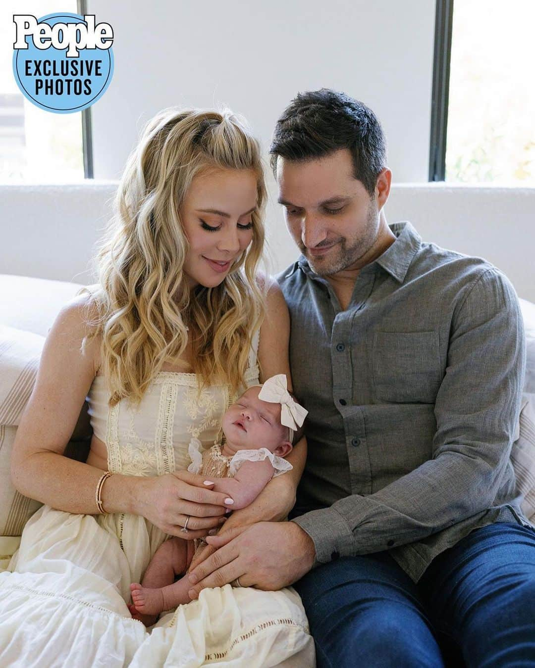 タラ・リピンスキーのインスタグラム：「Tara Lipinski has now added "Mom" to her list of accomplishments! 🤍 After a five-year struggle with infertility that included multiple painful miscarriages, the Olympic gold medal winner reveals to PEOPLE that she and husband Todd Kapostasy have recently welcomed daughter Georgie, born via surrogate. For more on Tara Lipinski's road to motherhood, tap the link in our bio and pick up this week's issue of PEOPLE, available Friday. |📷: @jennyquicksall」