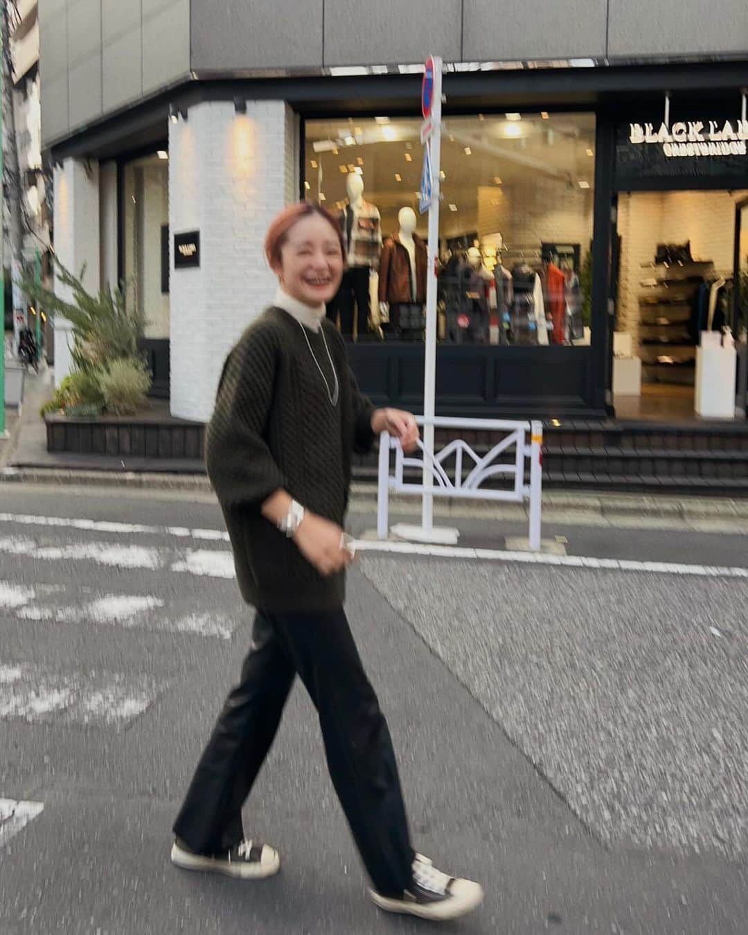 のインスタグラム：「🌿🌿🌿 ⁡ 冬の代名詞ケーブルニット！ 今年はWEB限定でサイドスリットケーブニットが入荷します😇 ⁡ 新色のオリーブ、かわいいー💓 楽しみわくわく♩ ⁡ ⁡ #SHENERY_official #knit #pants #SHENERY #bangls #tiffany #sneakers #converse #usa #80s #fashion #styling #layered #layeredstyle #ケーブルニット #ニットコーデ」